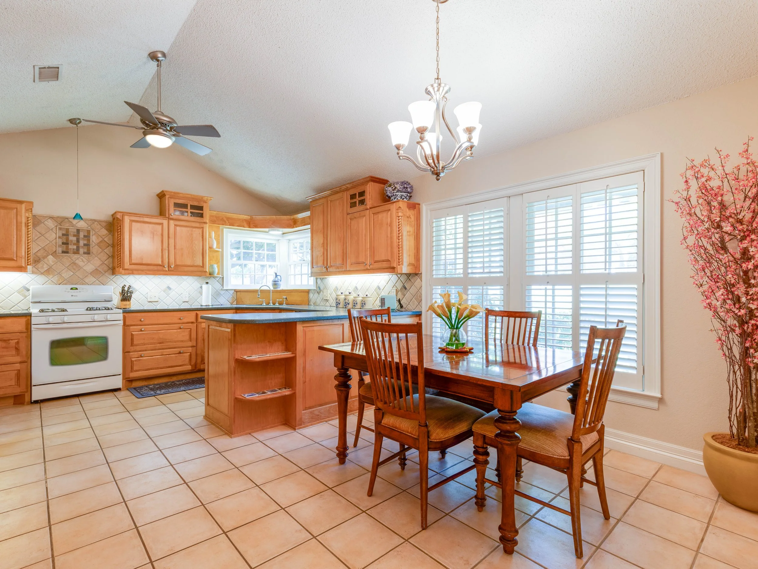 010 Dining Room - 2500 Boyd.jpg