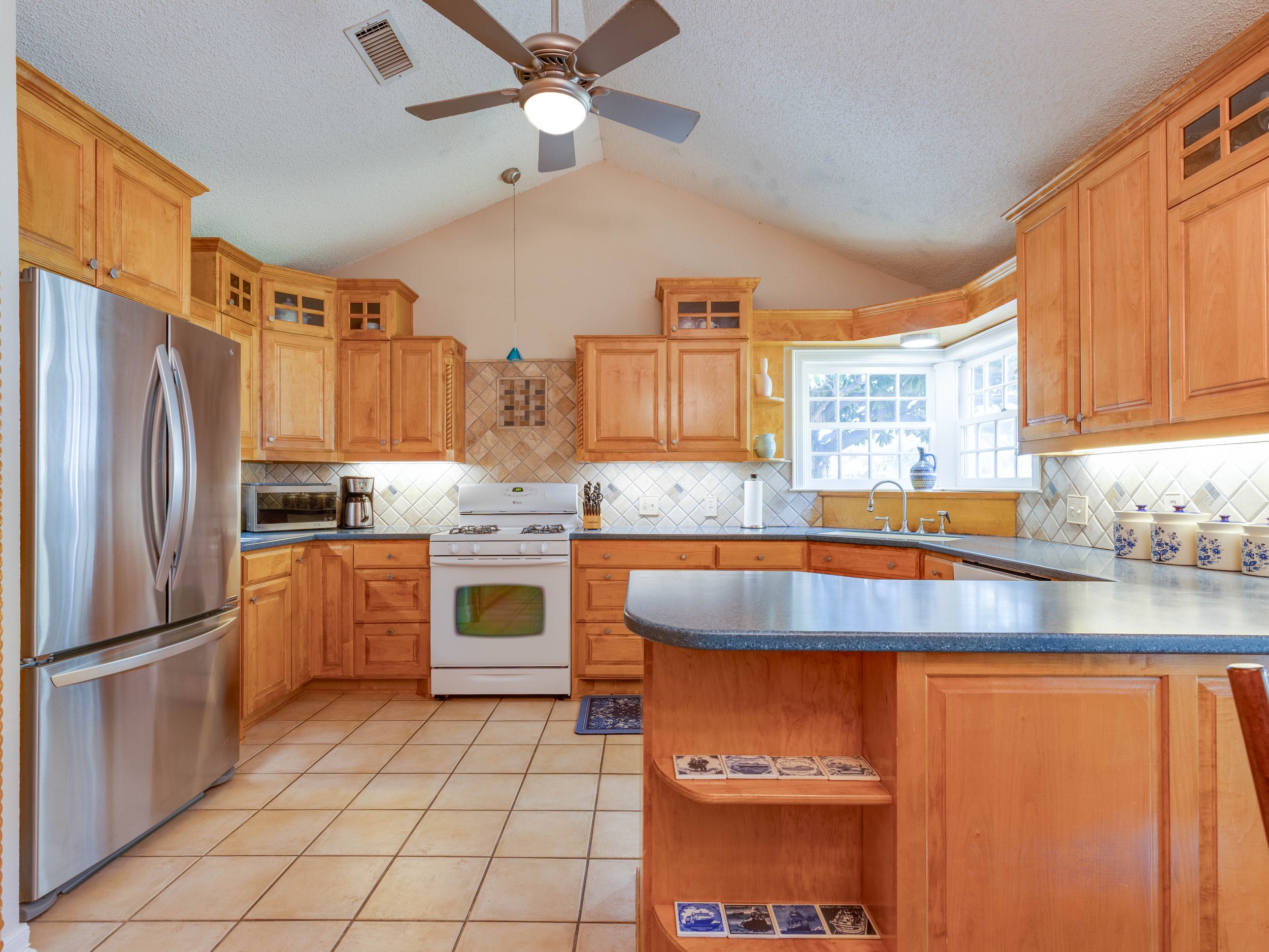 013 Kitchen - 2500 Boyd.jpg