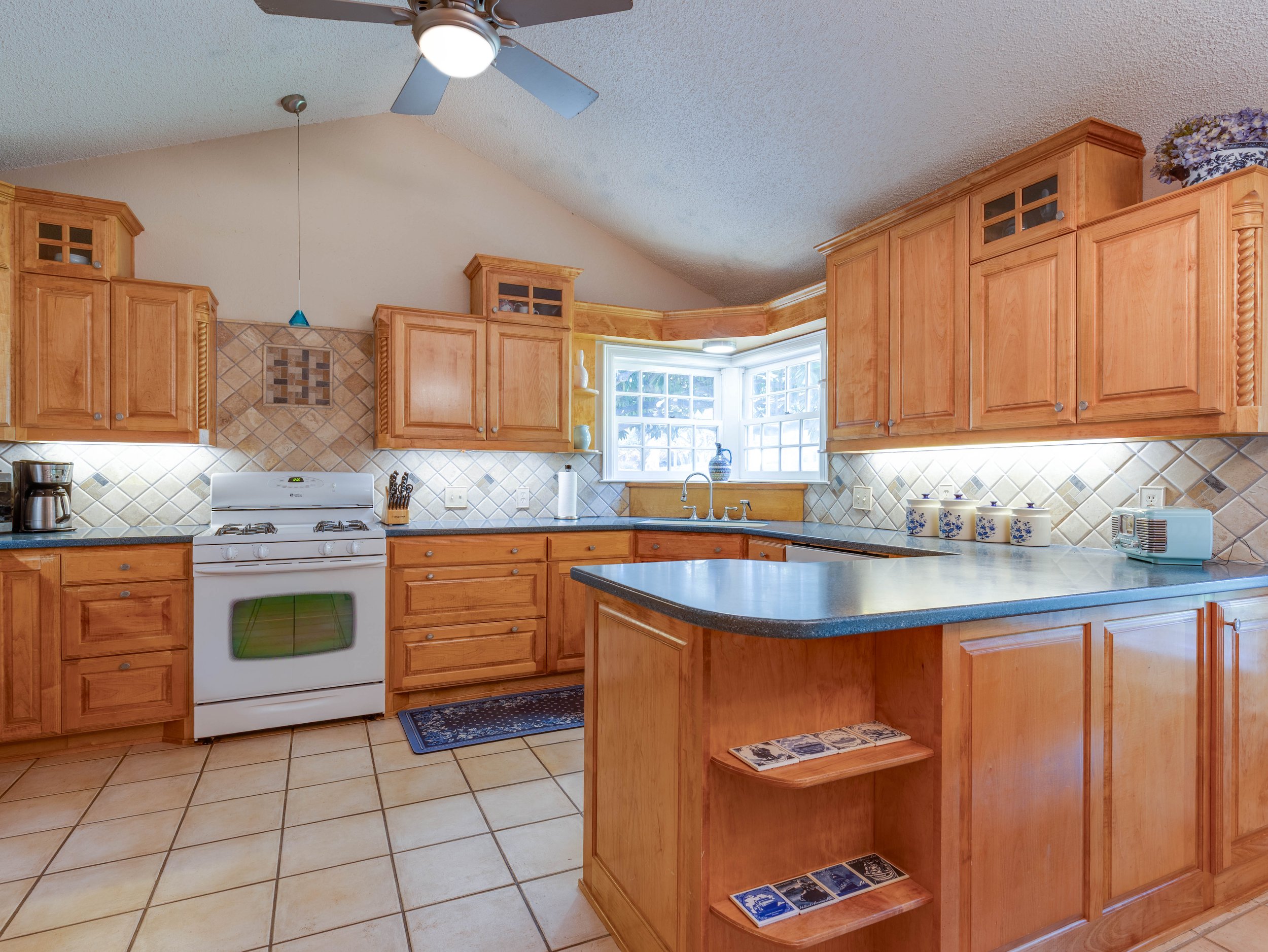 014 Kitchen - 2500 Boyd.jpg