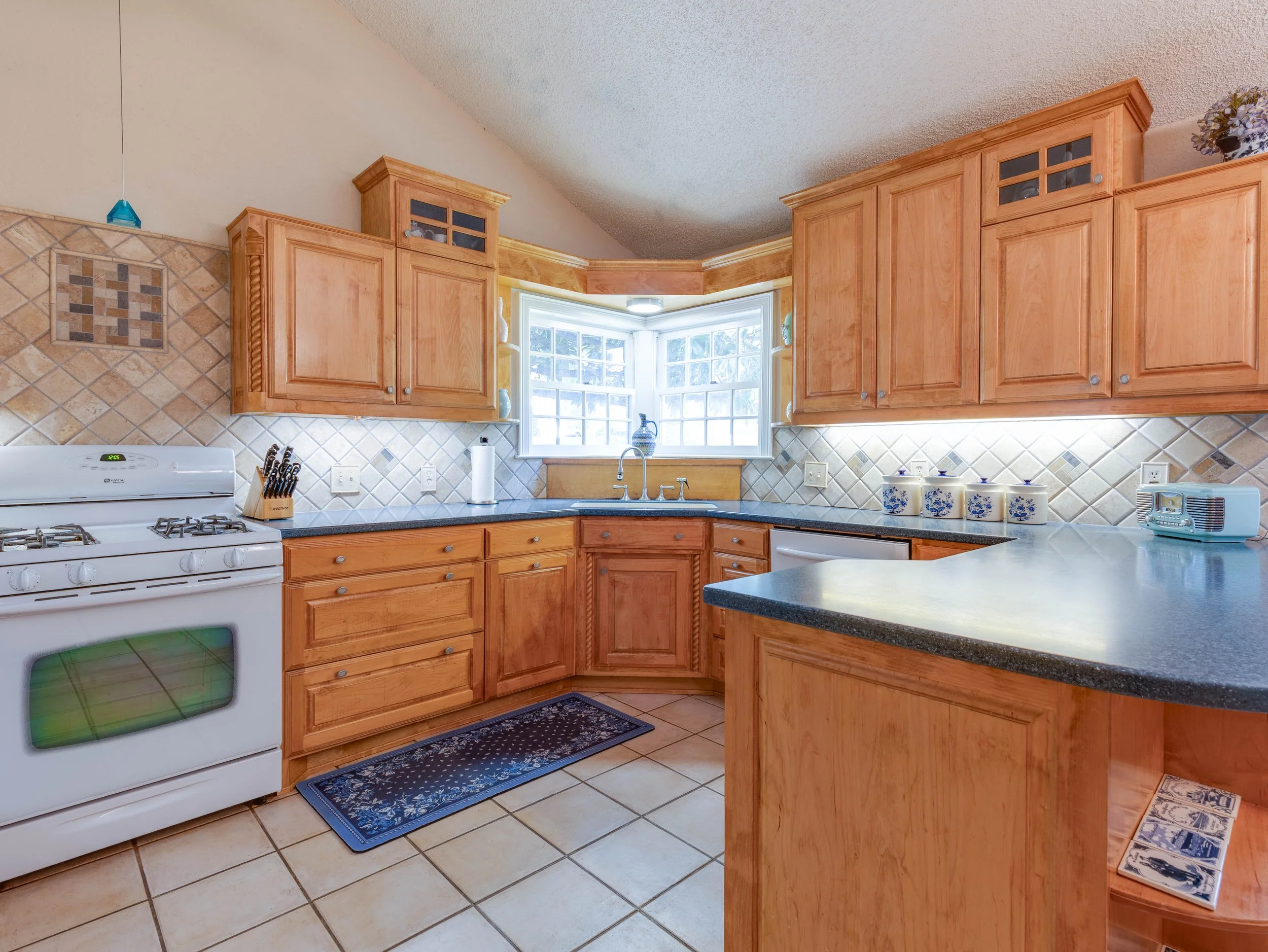 015 Kitchen - 2500 Boyd.jpg