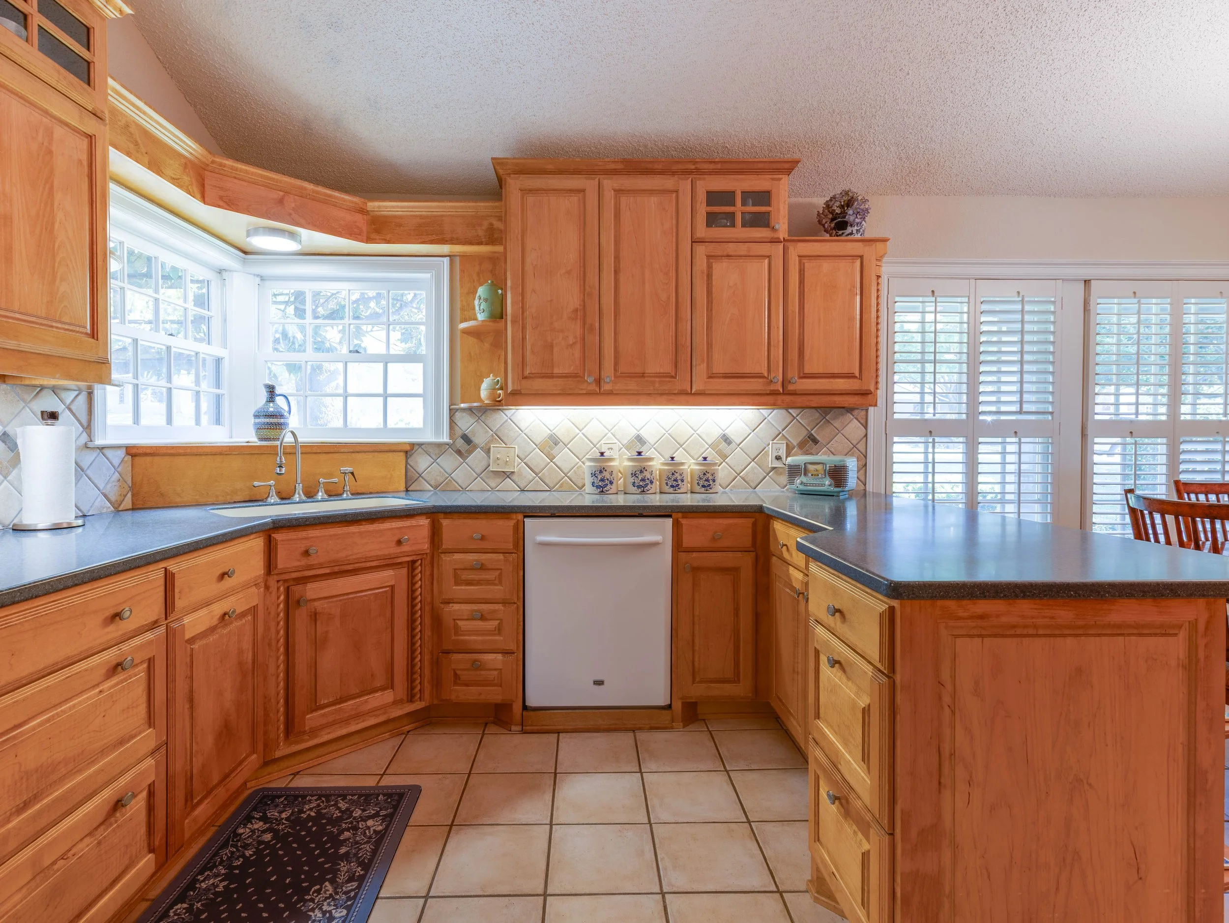 016 Kitchen - 2500 Boyd.jpg