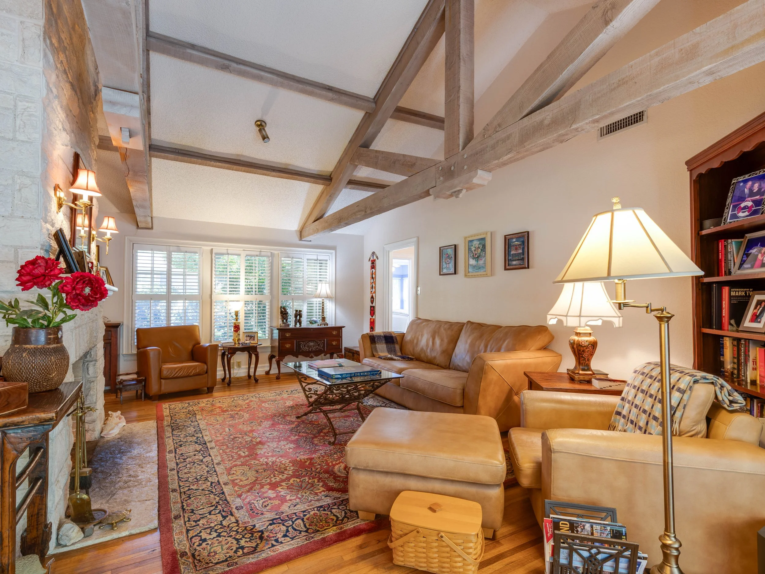 023 Living Room - 2500 Boyd.jpg