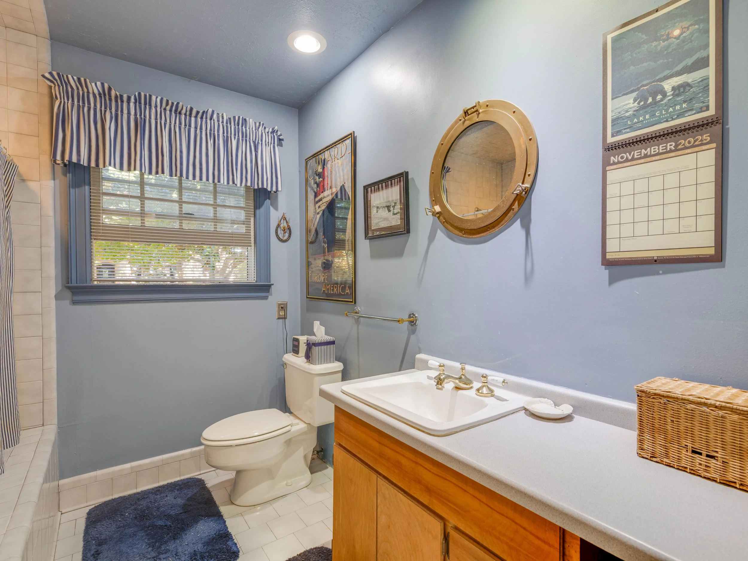 041 Bathroom - 2500 Boyd.jpg
