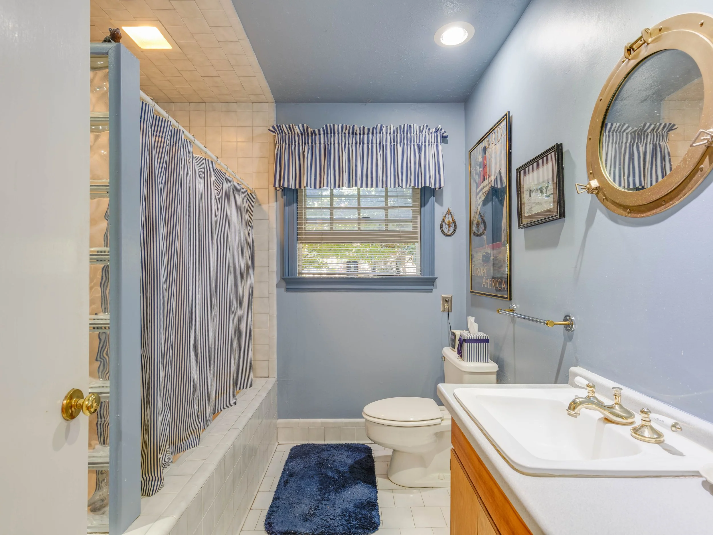042 Bathroom - 2500 Boyd.jpg