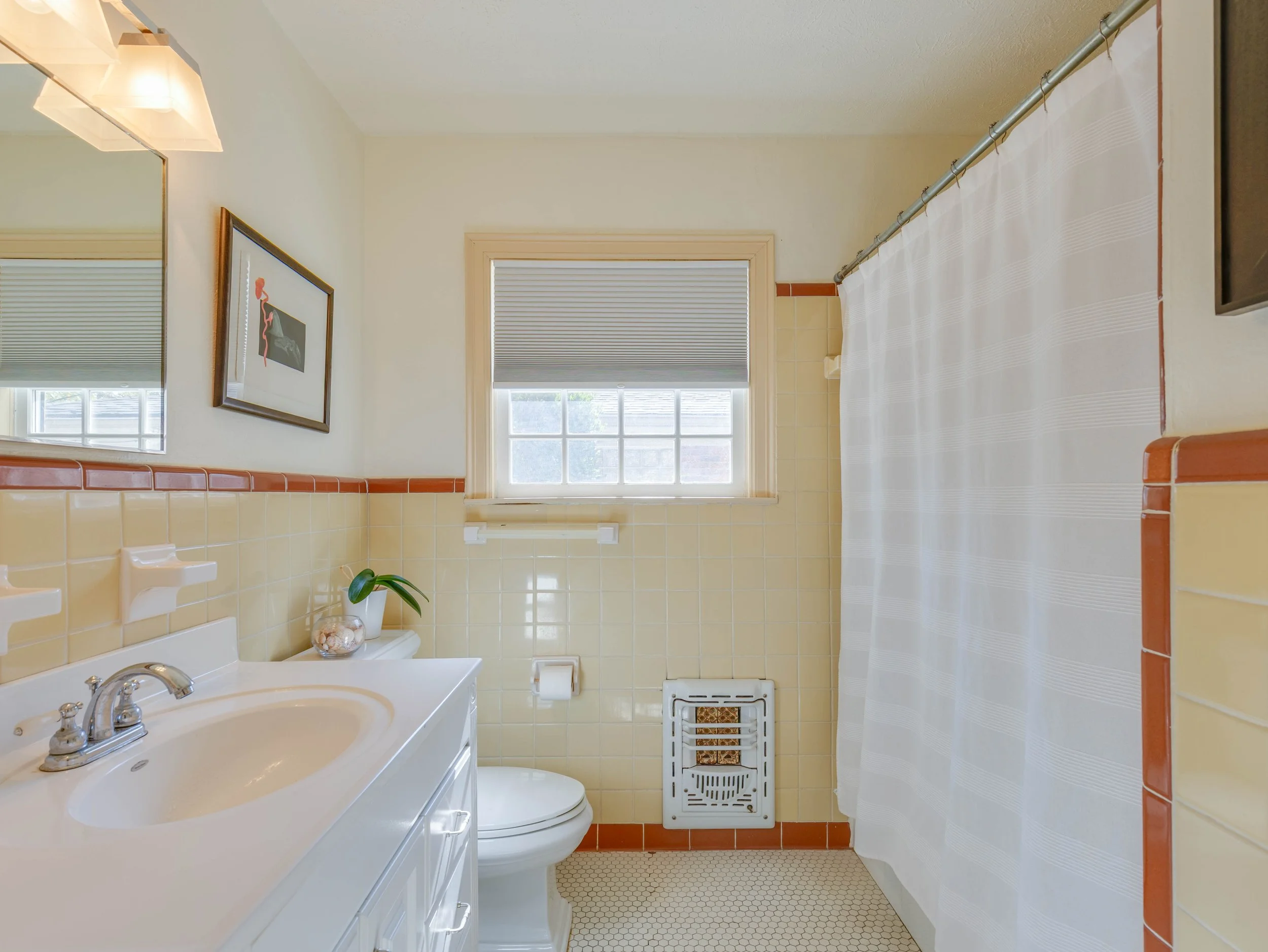 043 Bathroom - 2500 Boyd.jpg