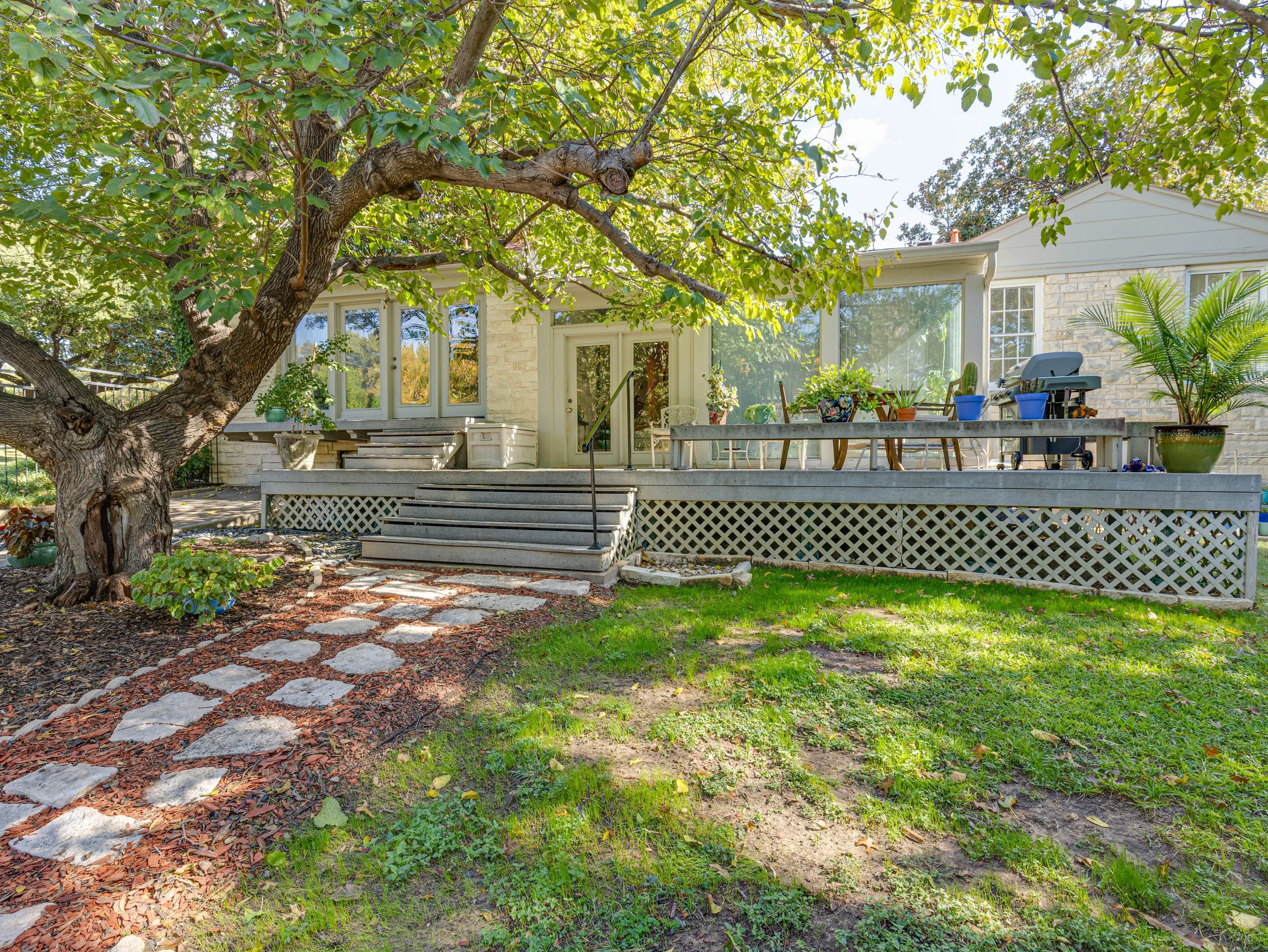 050 Patio - 2500 Boyd.jpg
