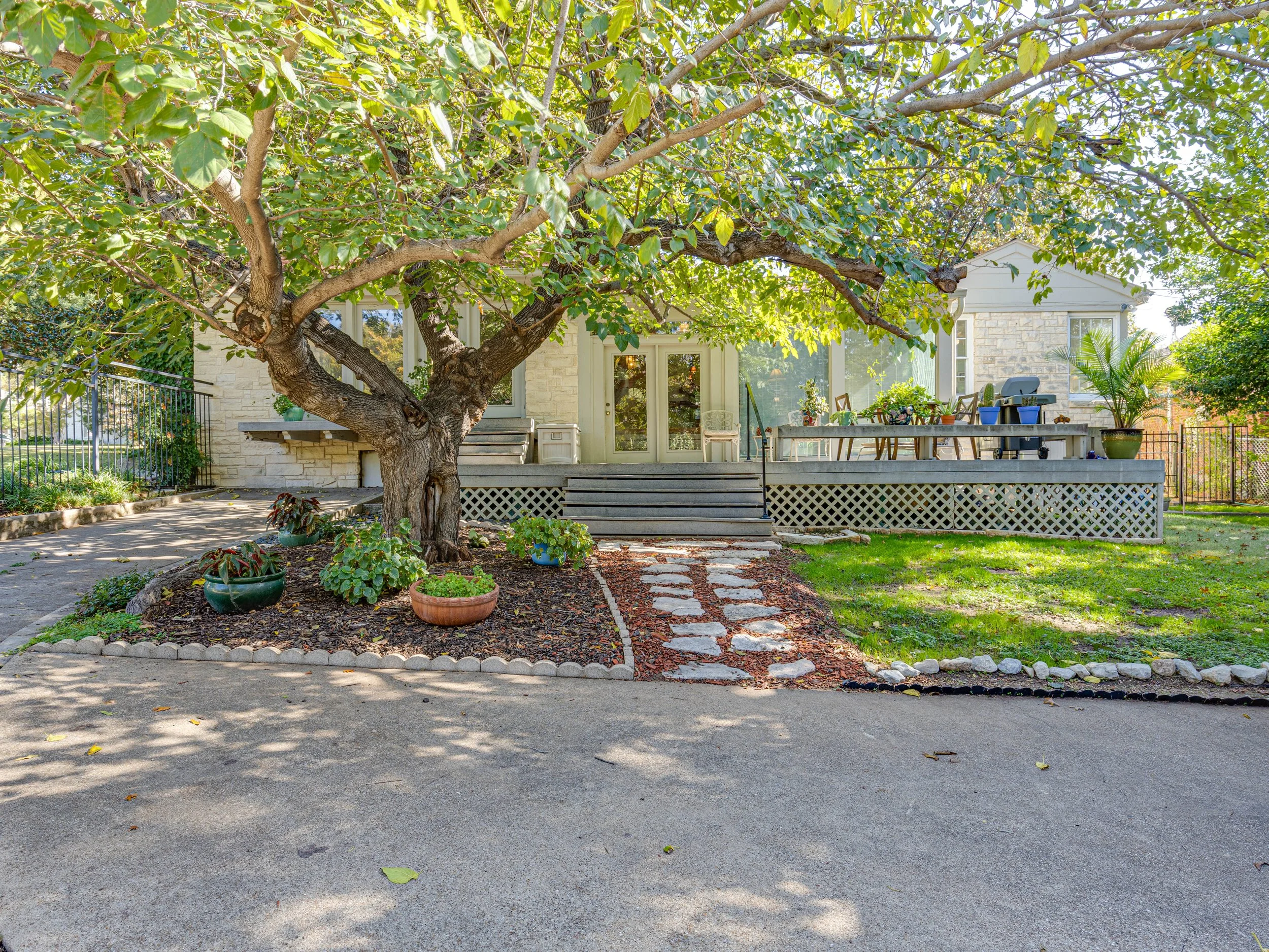 051 Patio - 2500 Boyd.jpg