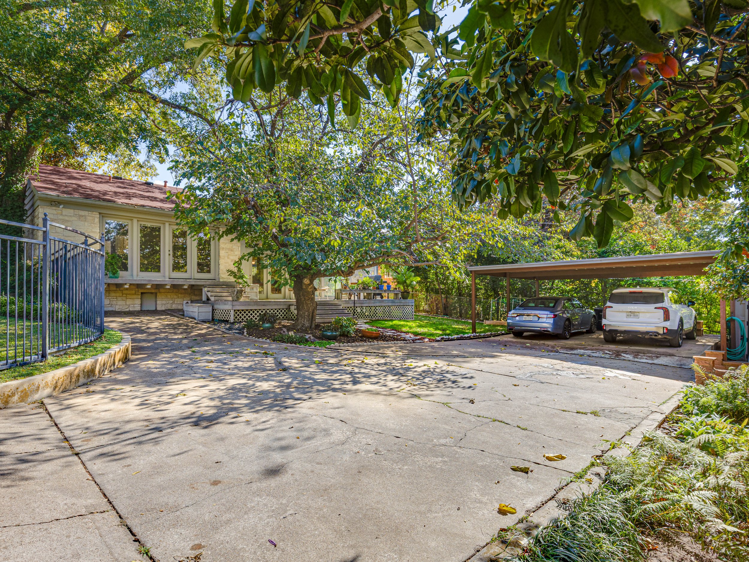 052 Driveway - 2500 Boyd.jpg