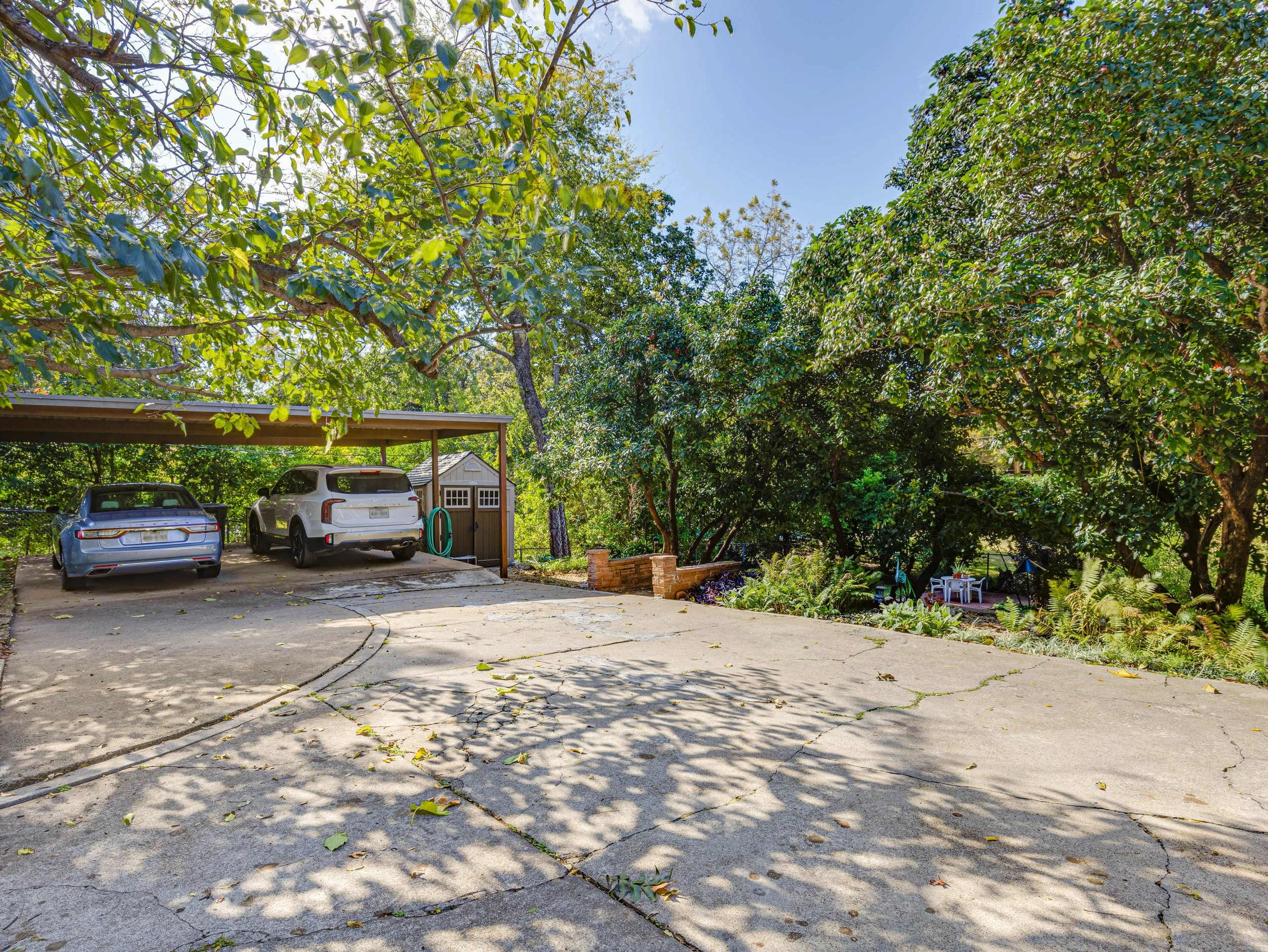 053 Driveway - 2500 Boyd.jpg
