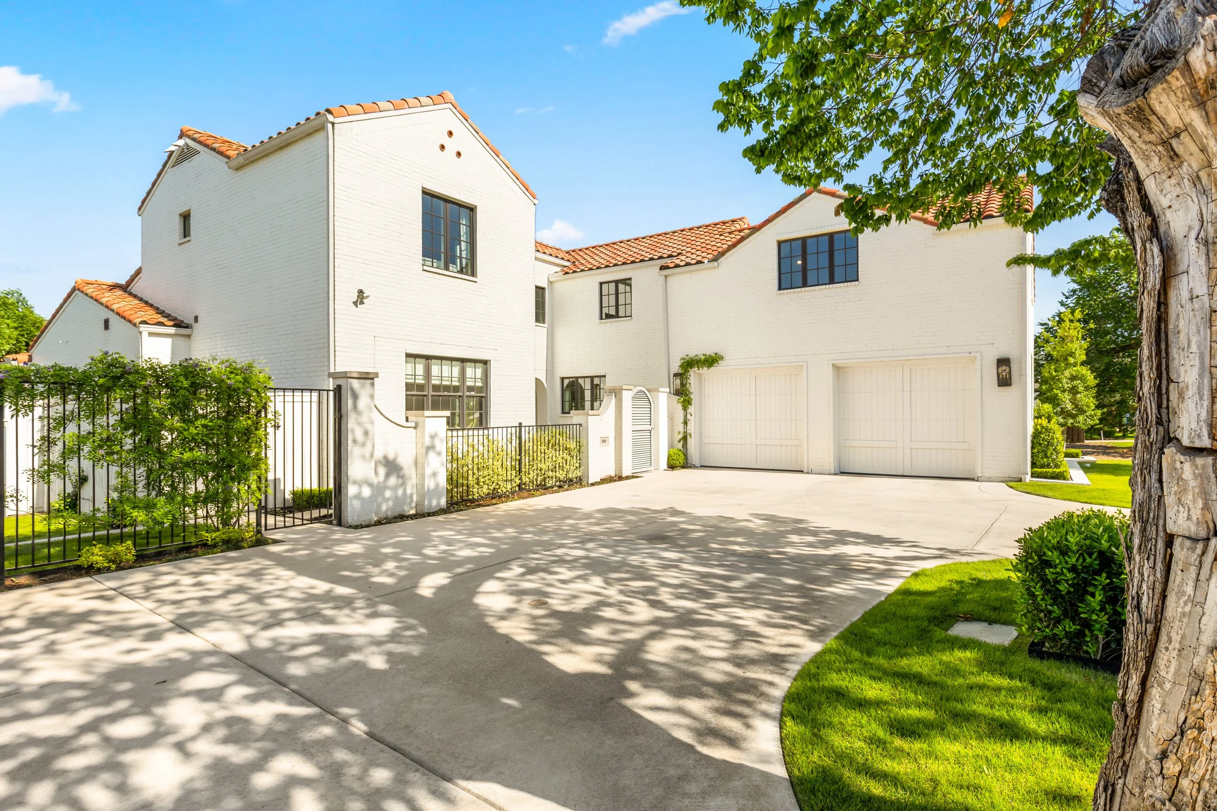 003 Driveway - 109 Pineland.jpg