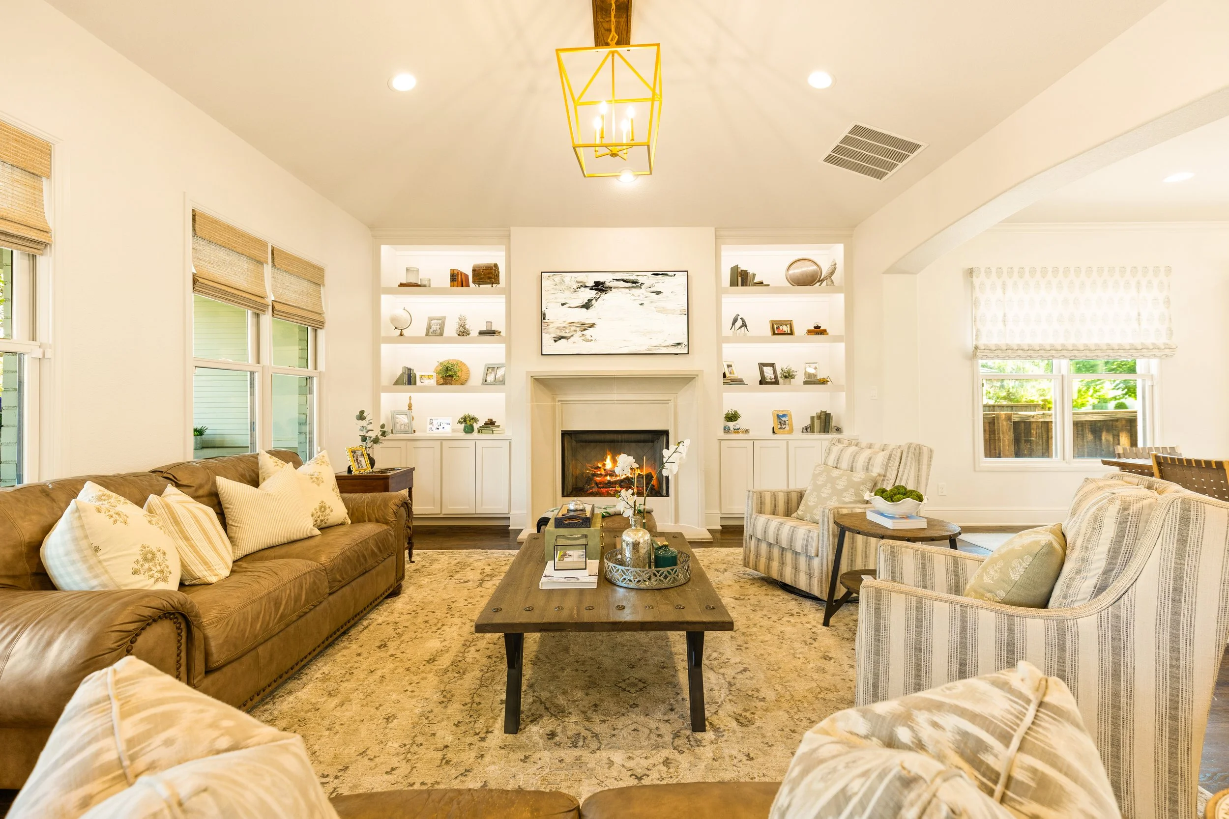013 Living Room - 109 Pineland.jpg