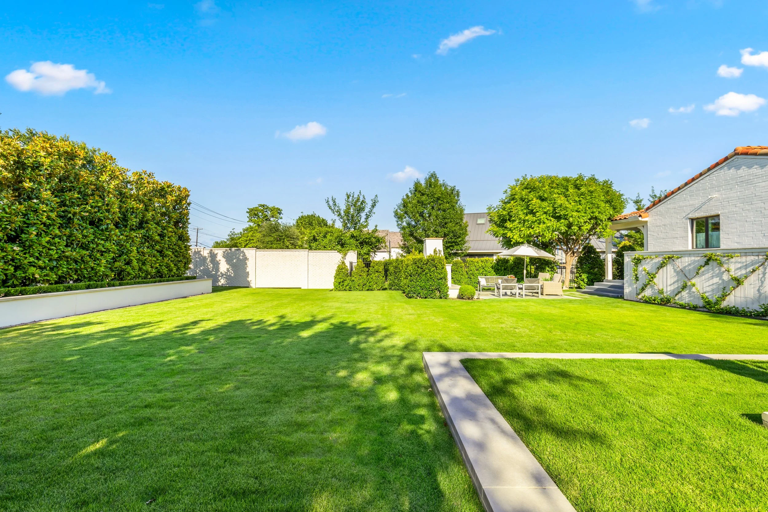 099 Backyard - 109 Pineland.jpg