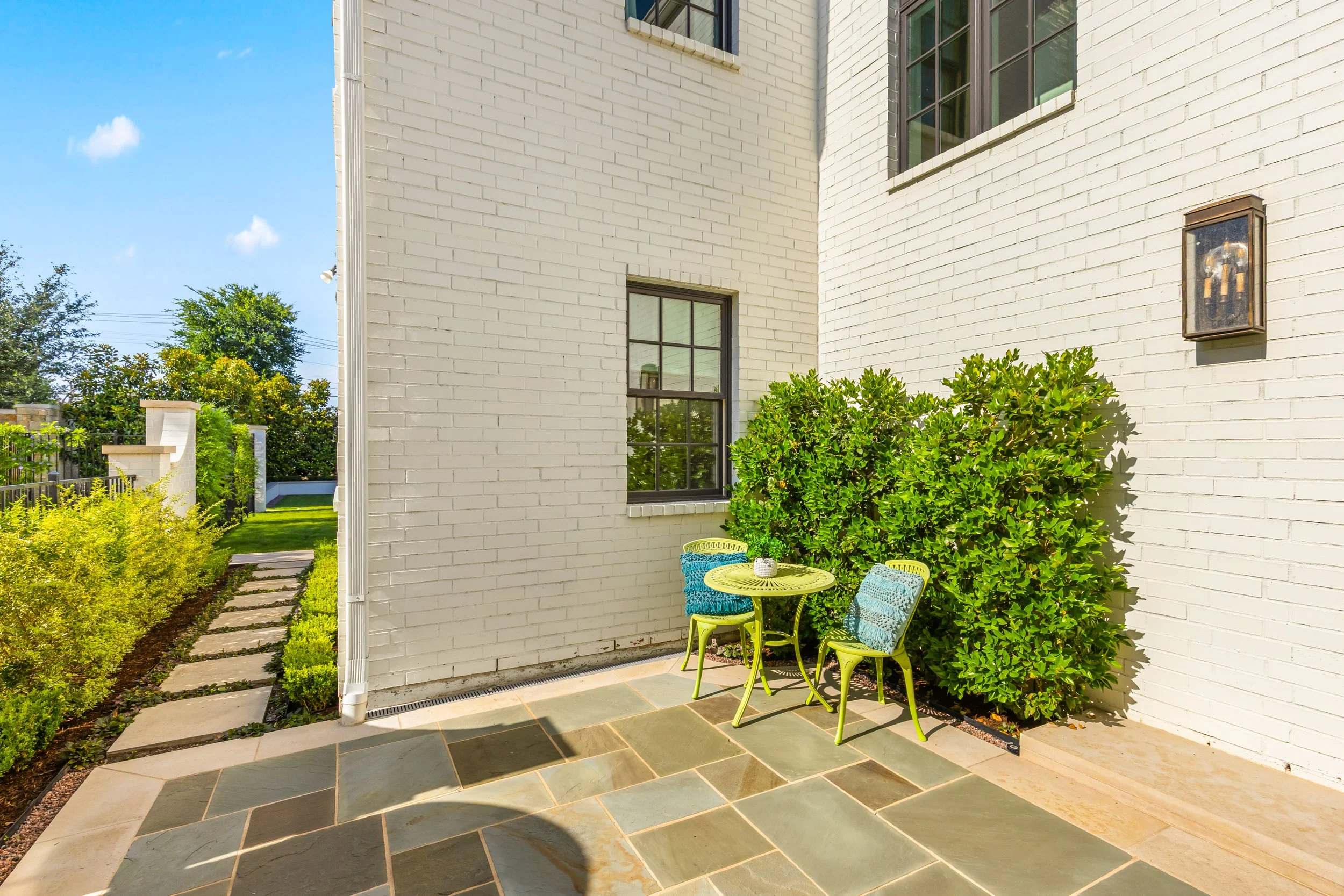 005 Courtyard - 109 Pineland.jpg