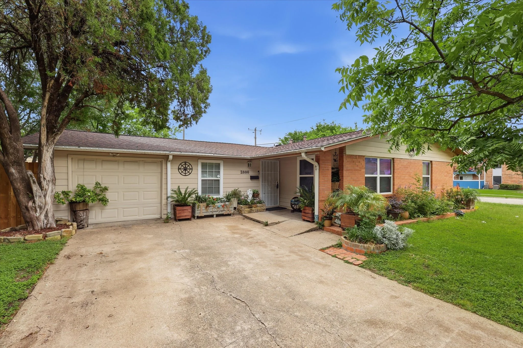 04-2800_Brockbank_Dr - 004.jpg
