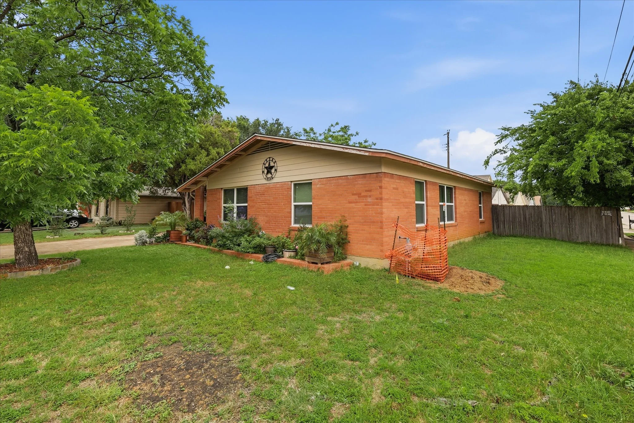05-2800_Brockbank_Dr - 005.jpg