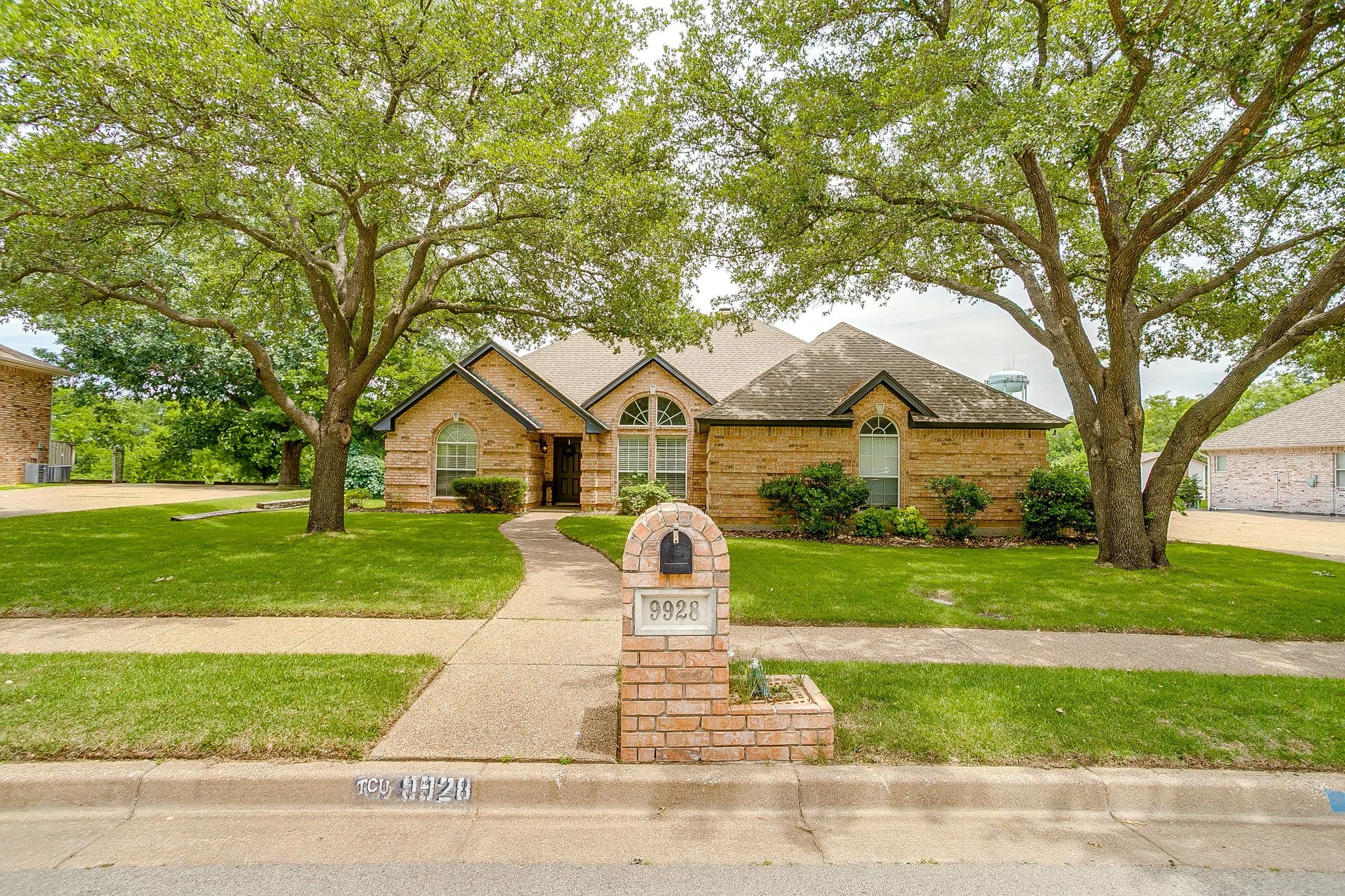 9928 Wandering Way St (3 of 46).jpg