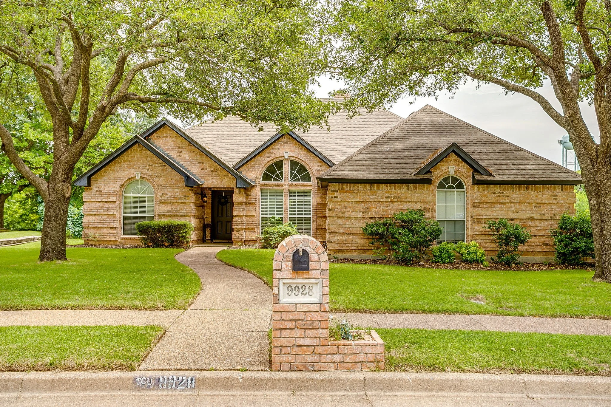 9928 Wandering Way St (4 of 46).jpg