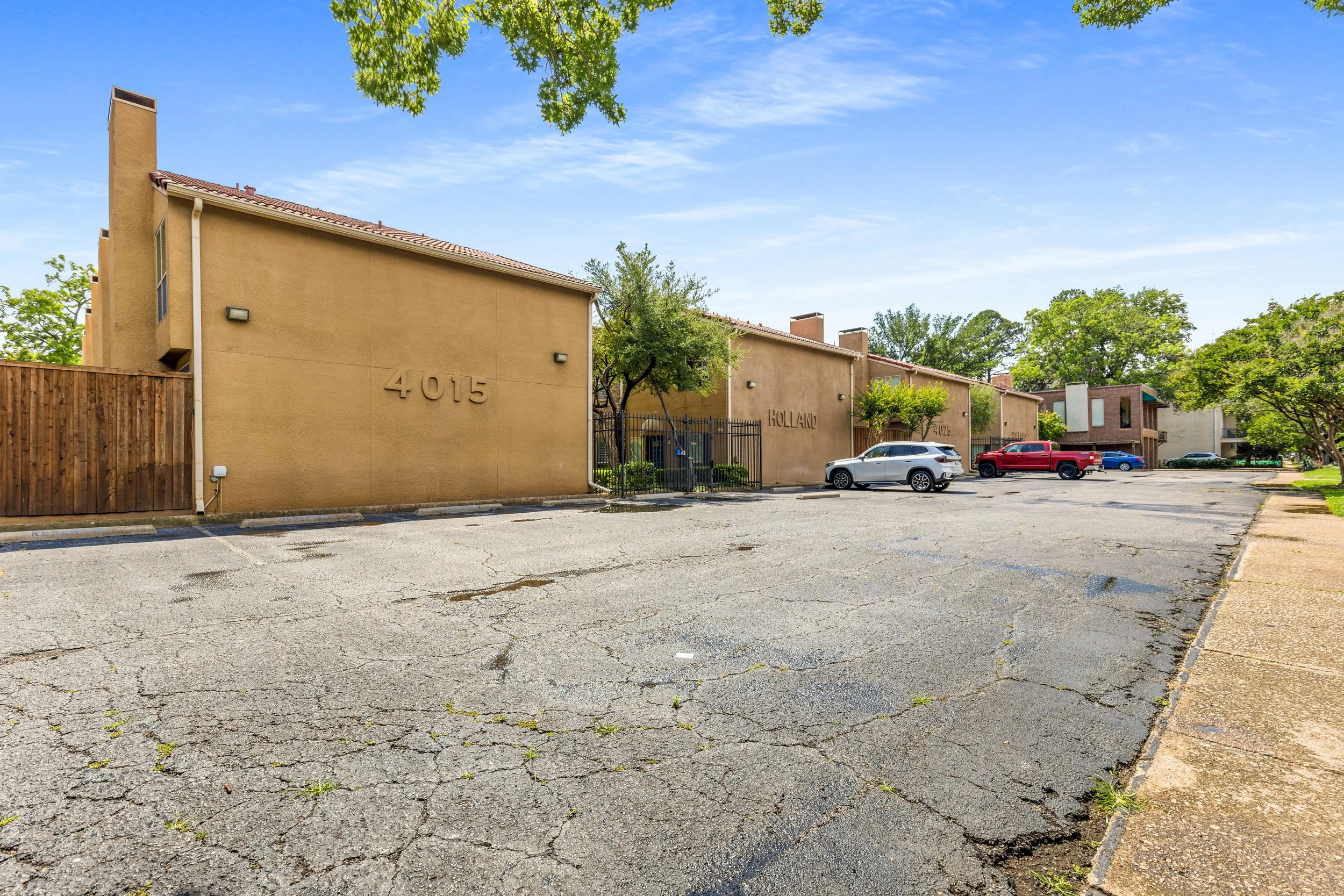 001 Complex - 4015 Holland #103.jpg
