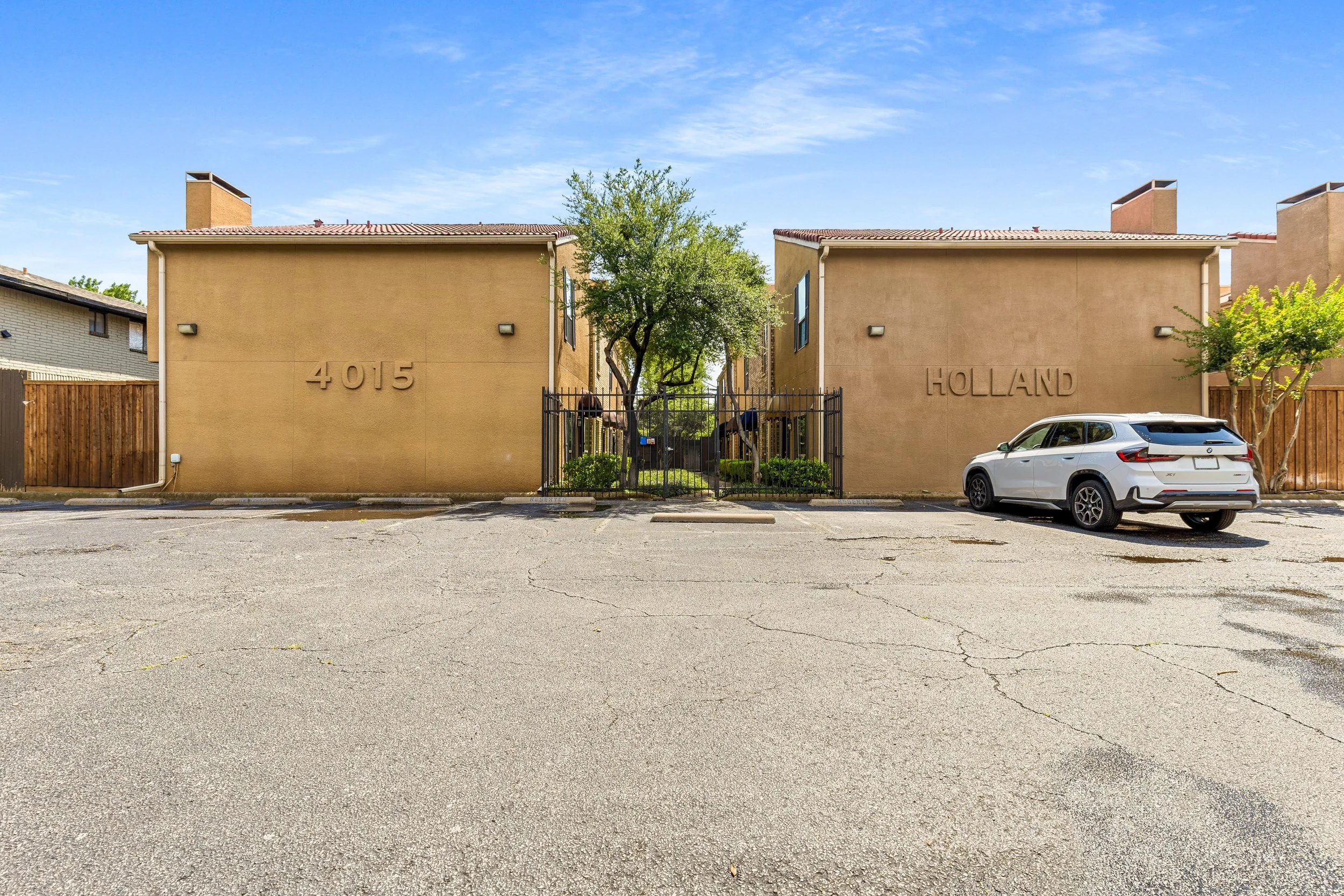 002 Complex - 4015 Holland #103.jpg