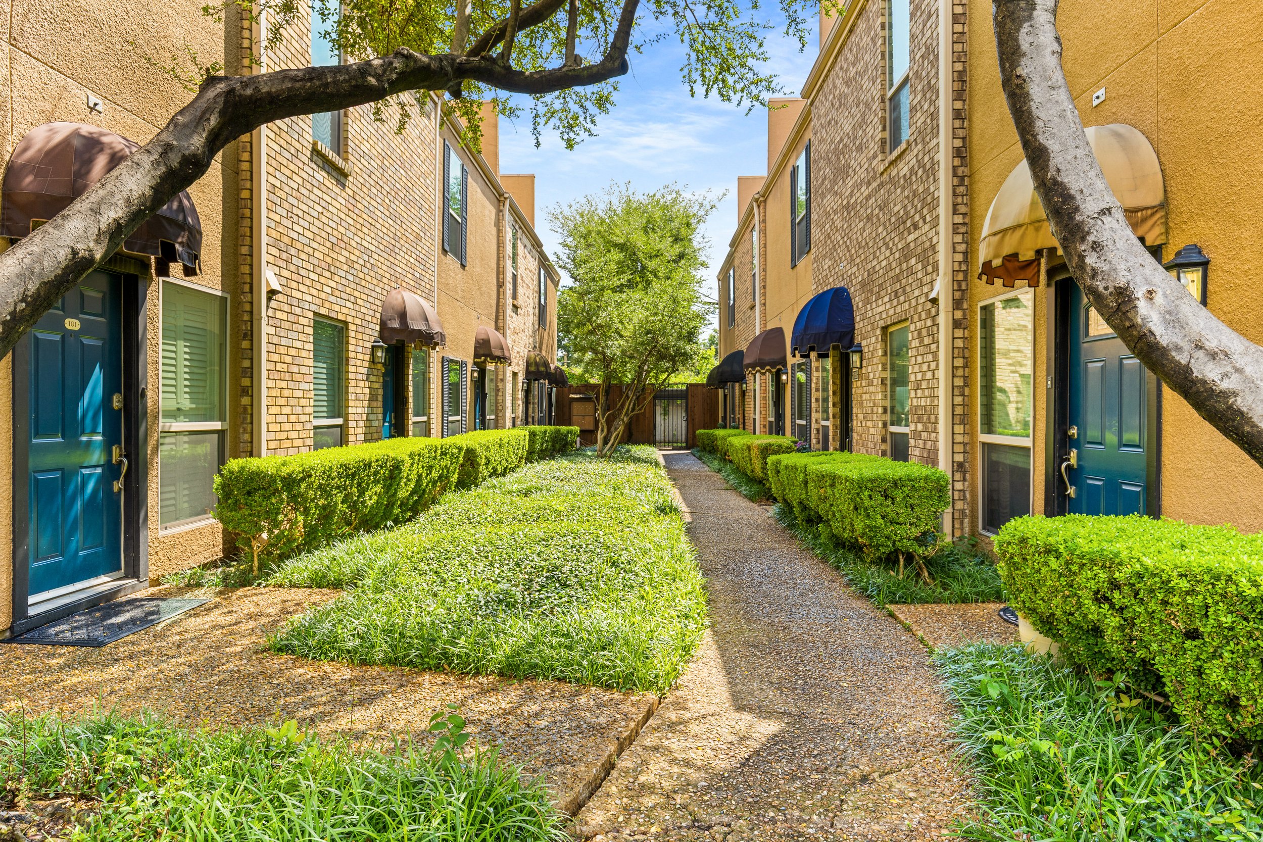 003 Courtyard - 4015 Holland #103.jpg