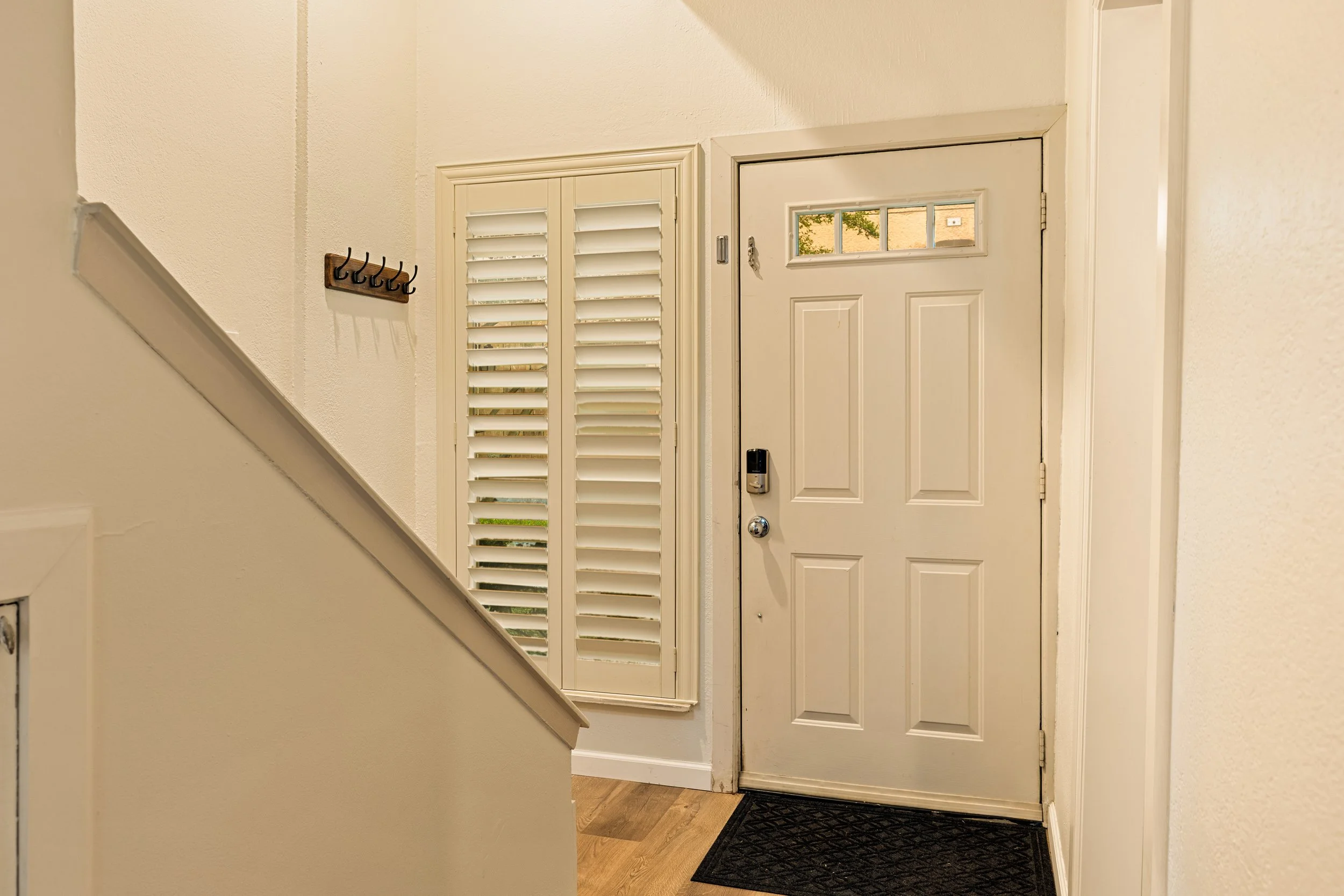 007 Foyer - 4015 Holland #103.jpg