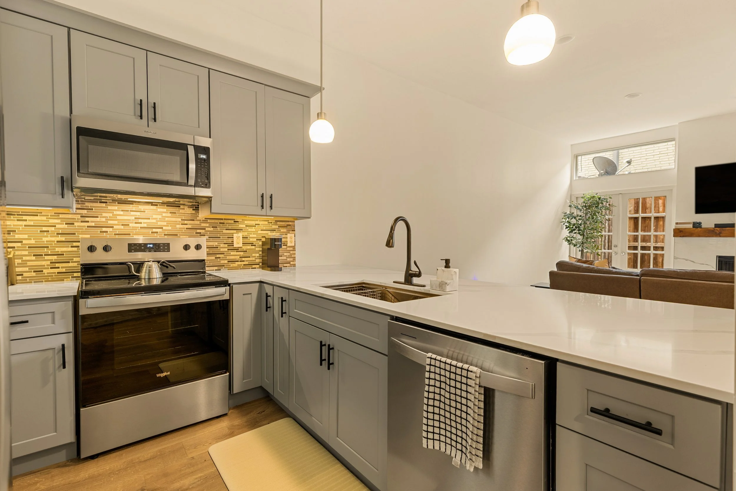 008 Kitchen - 4015 Holland #103.jpg