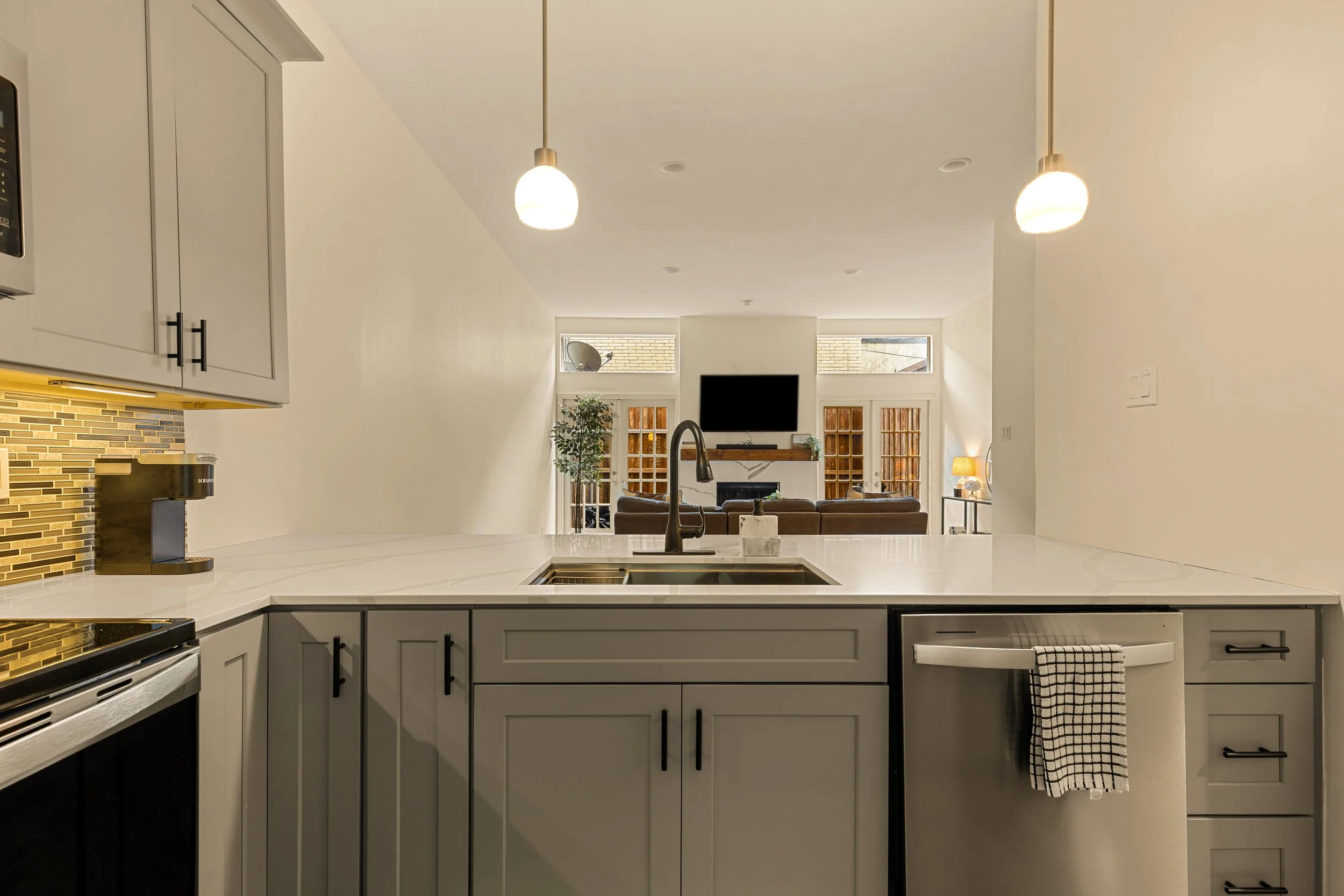 010 Kitchen - 4015 Holland #103.jpg