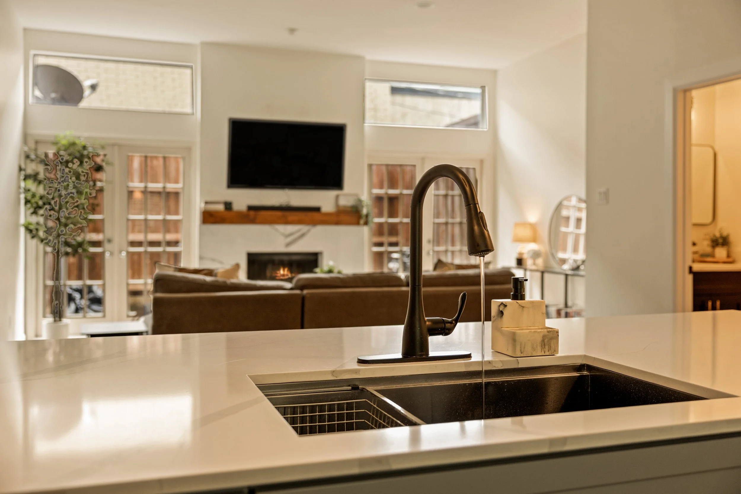 012 Kitchen - 4015 Holland #103.jpg