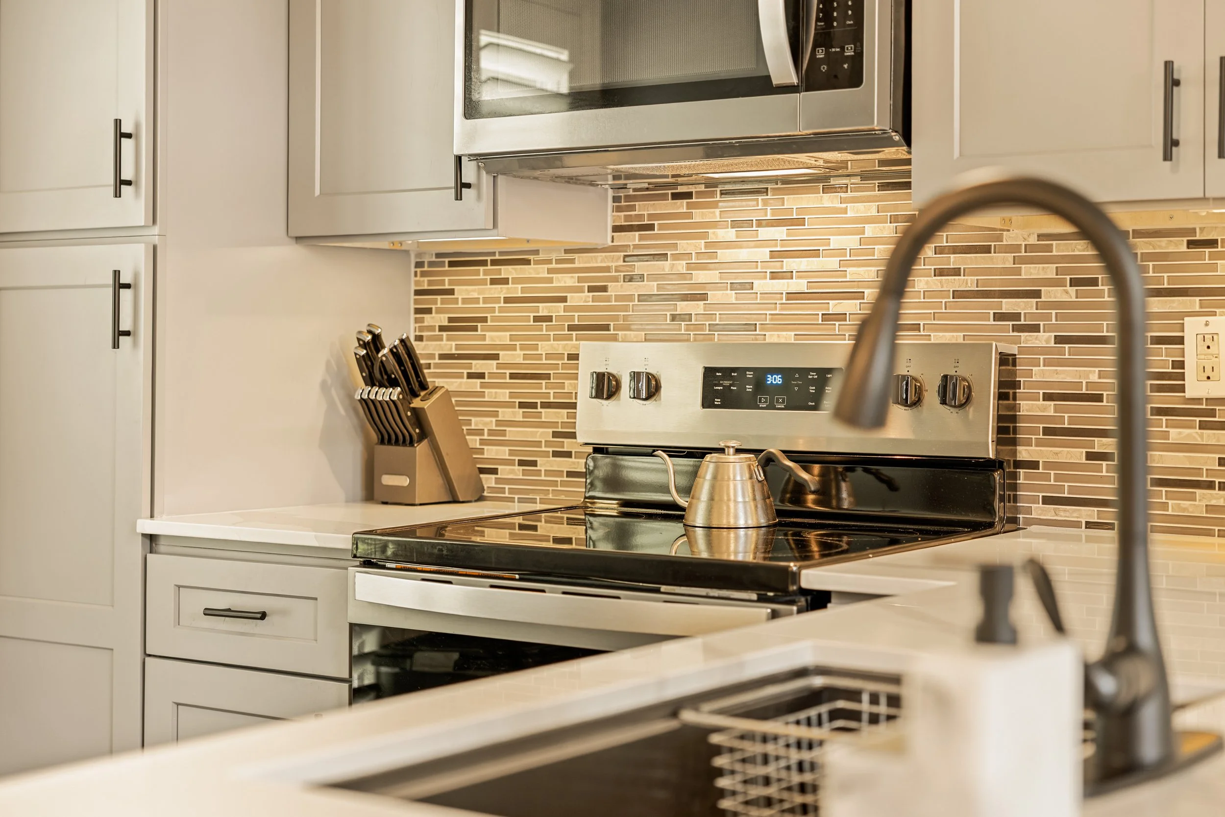 013 Kitchen - 4015 Holland #103.jpg