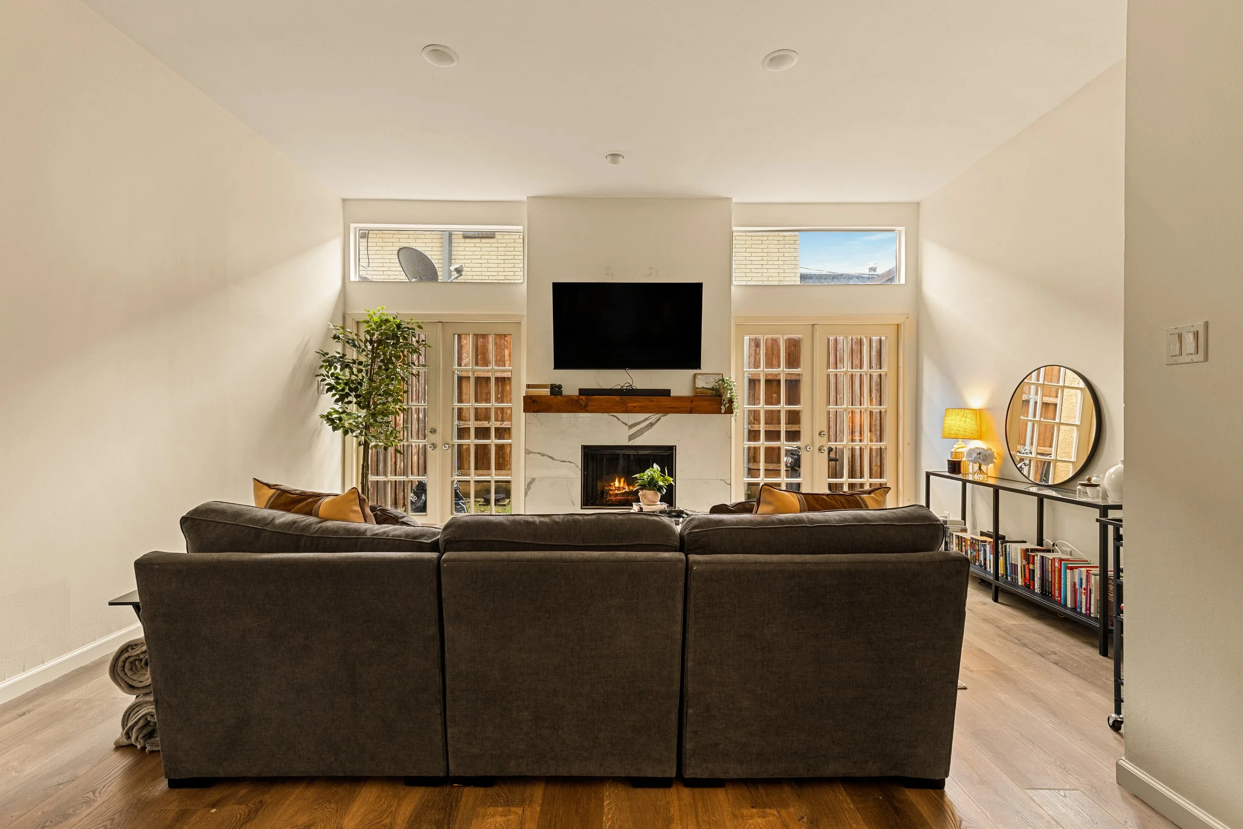 016 Living Room - 4015 Holland #103.jpg