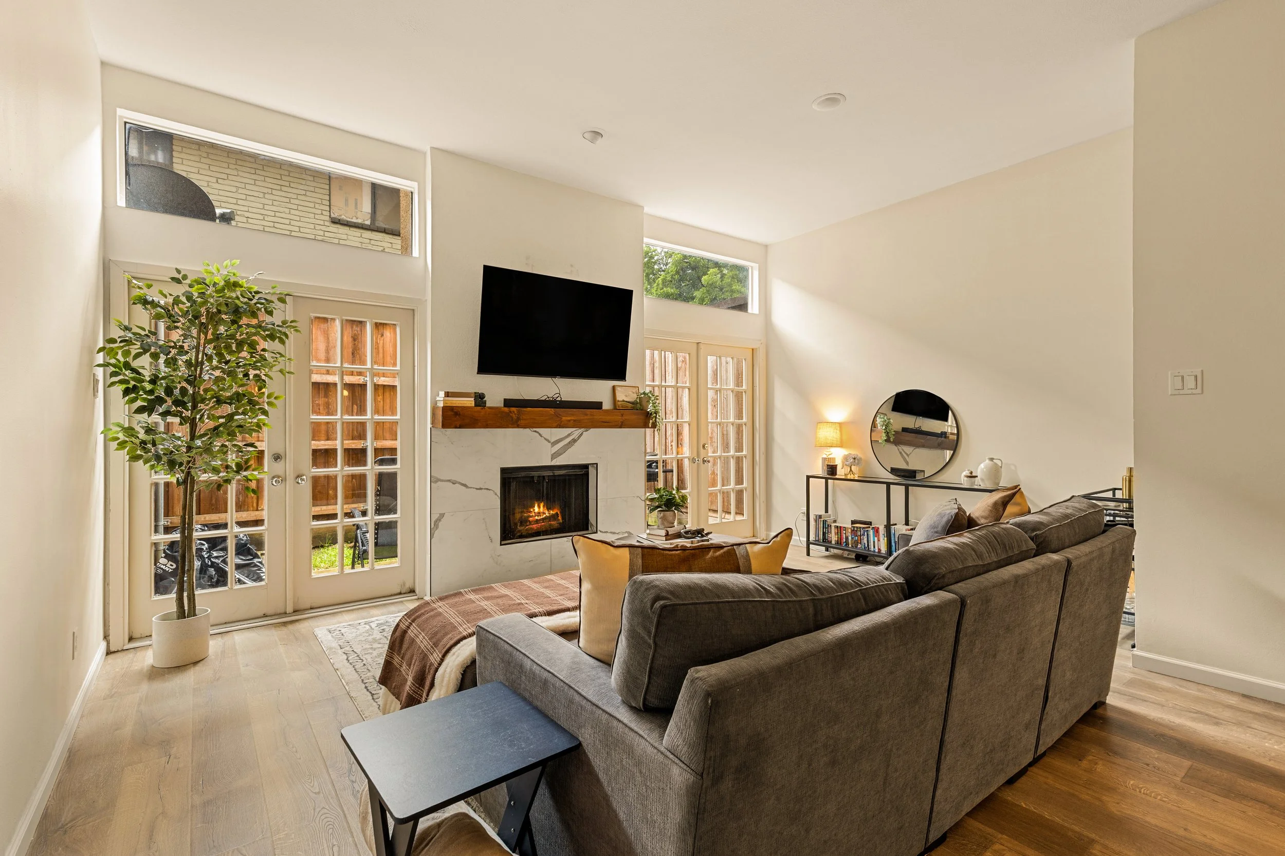 017 Living Room - 4015 Holland #103.jpg