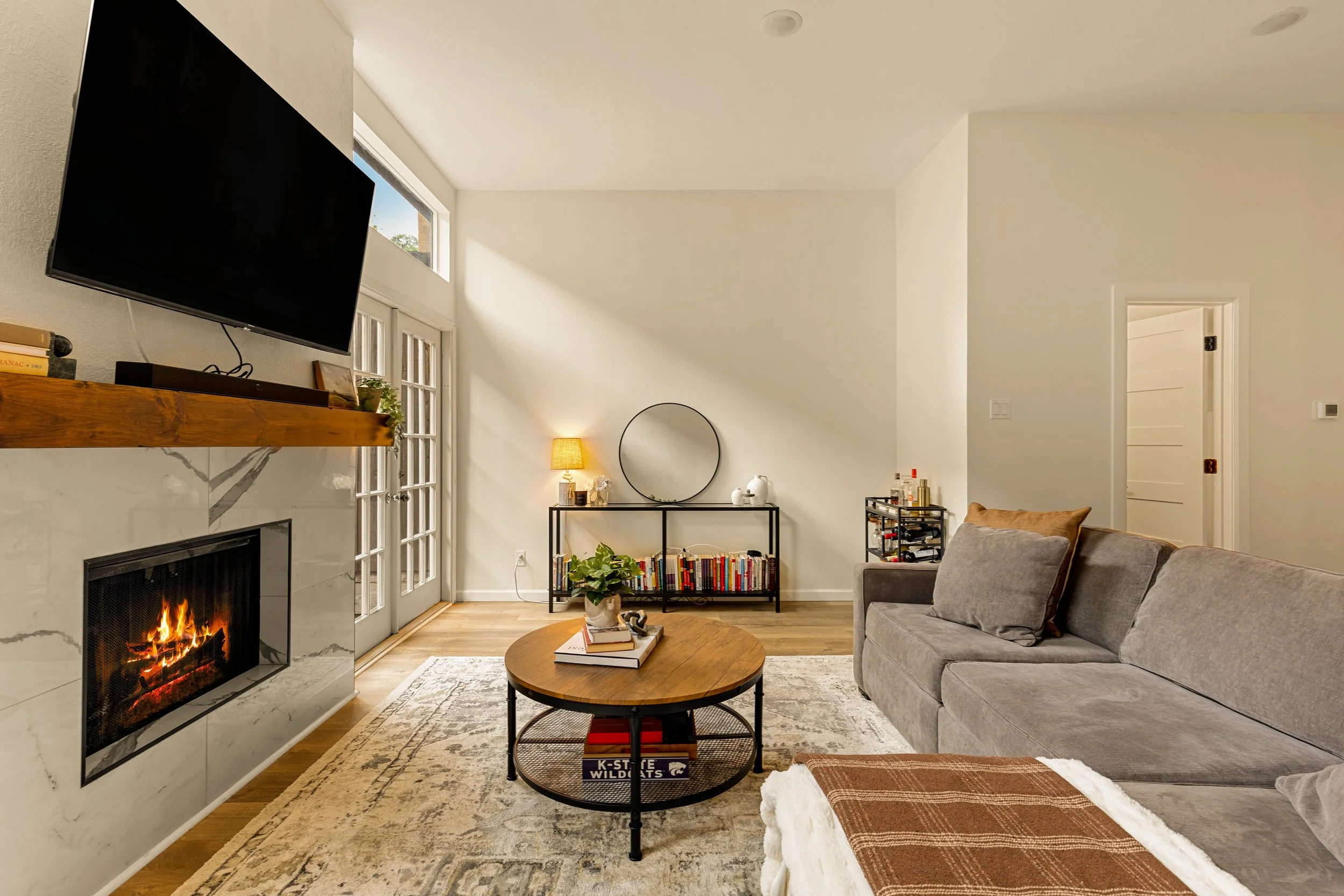 018 Living Room - 4015 Holland #103.jpg