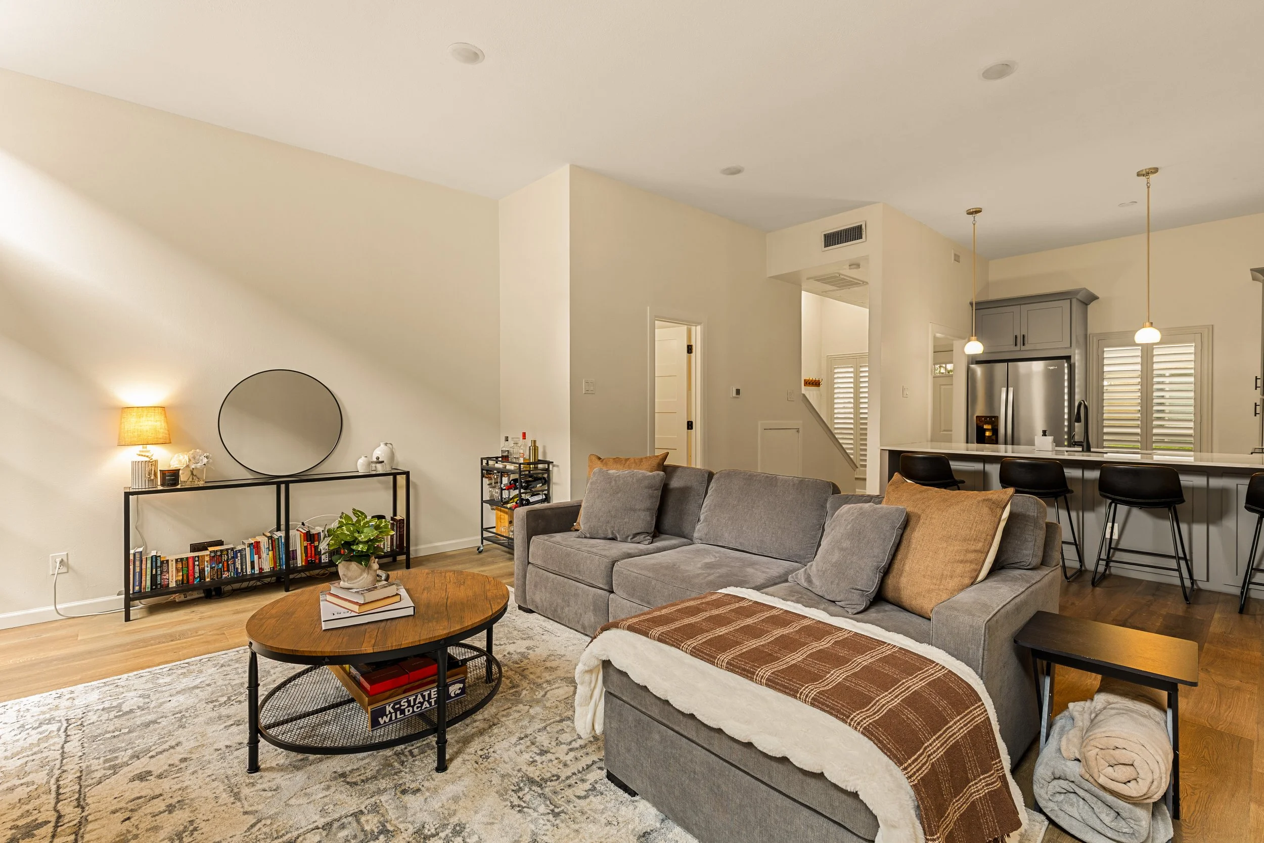 019 Living Room - 4015 Holland #103.jpg