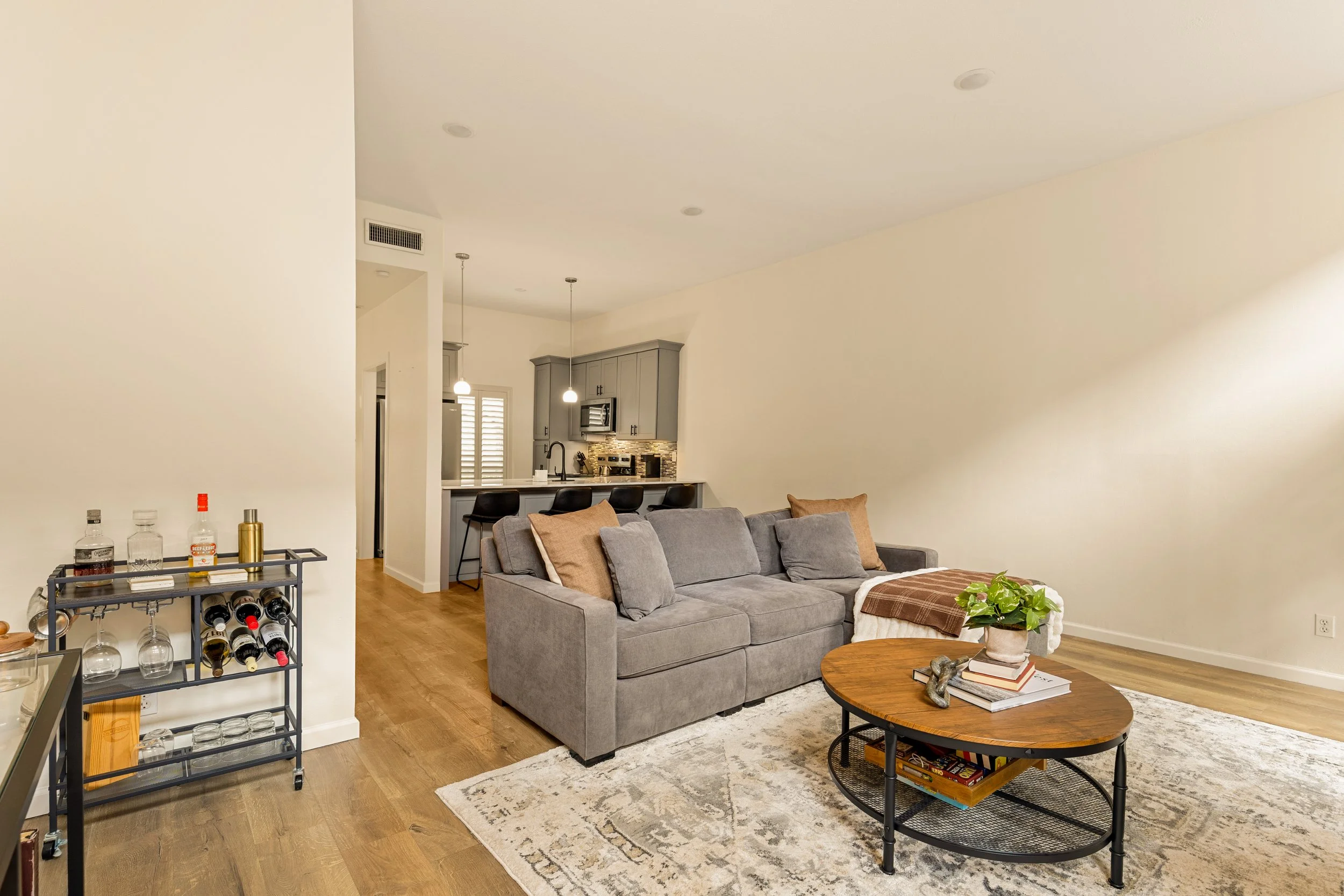 020 Living Room - 4015 Holland #103.jpg