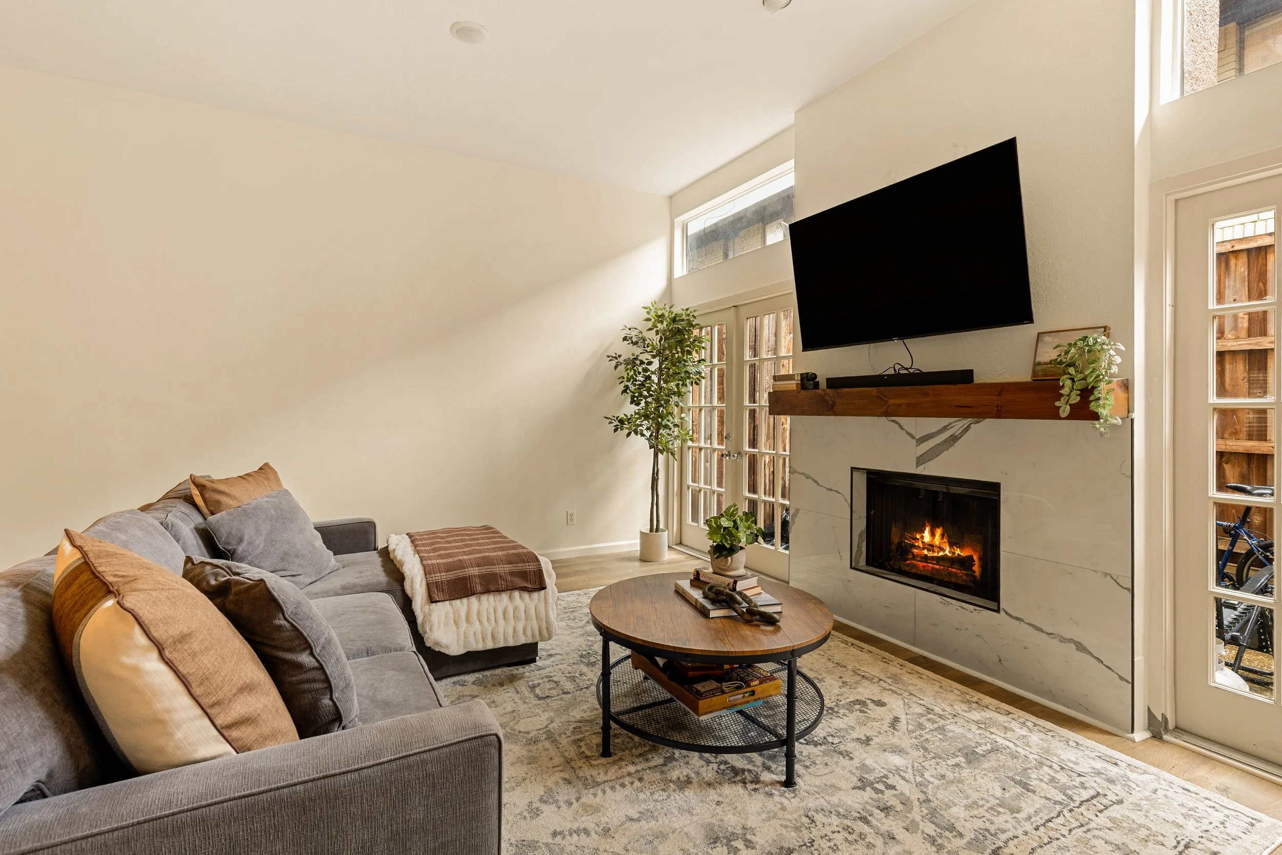 021 Living Room - 4015 Holland #103.jpg