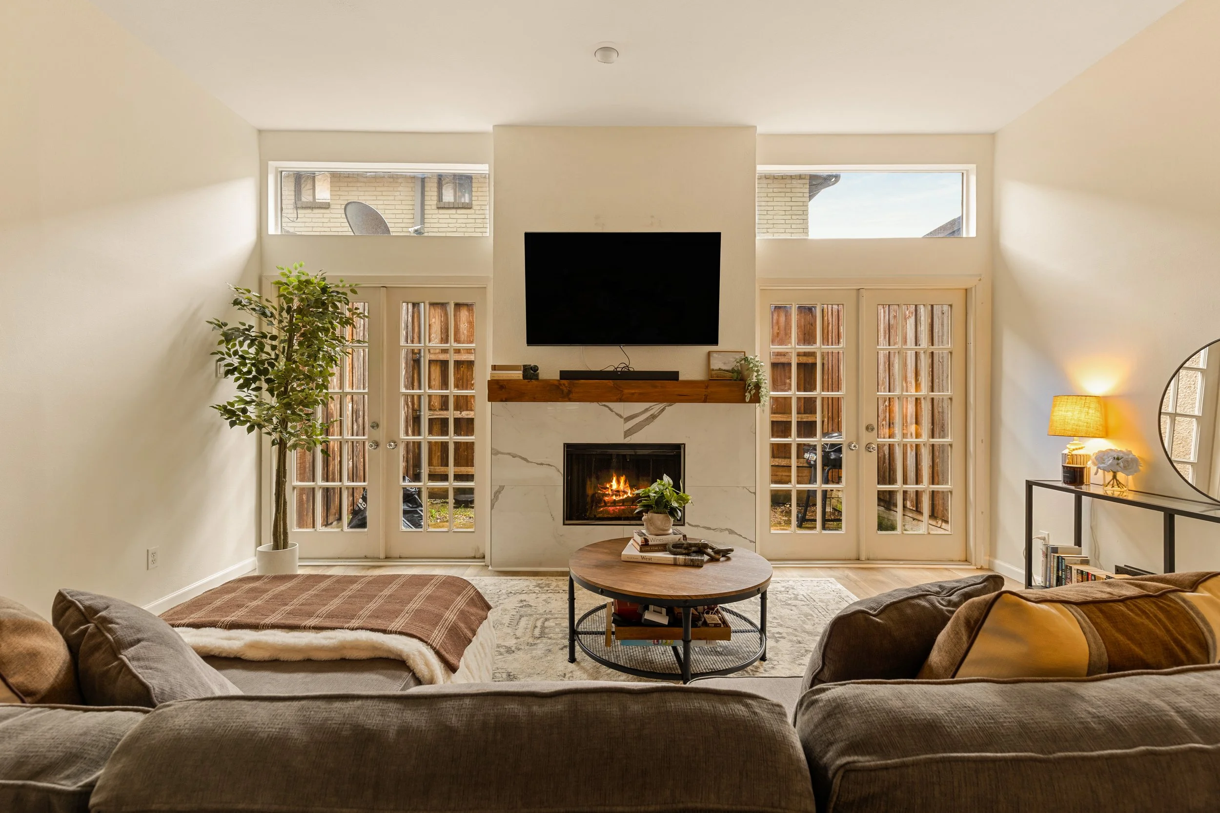 022 Living Room - 4015 Holland #103.jpg