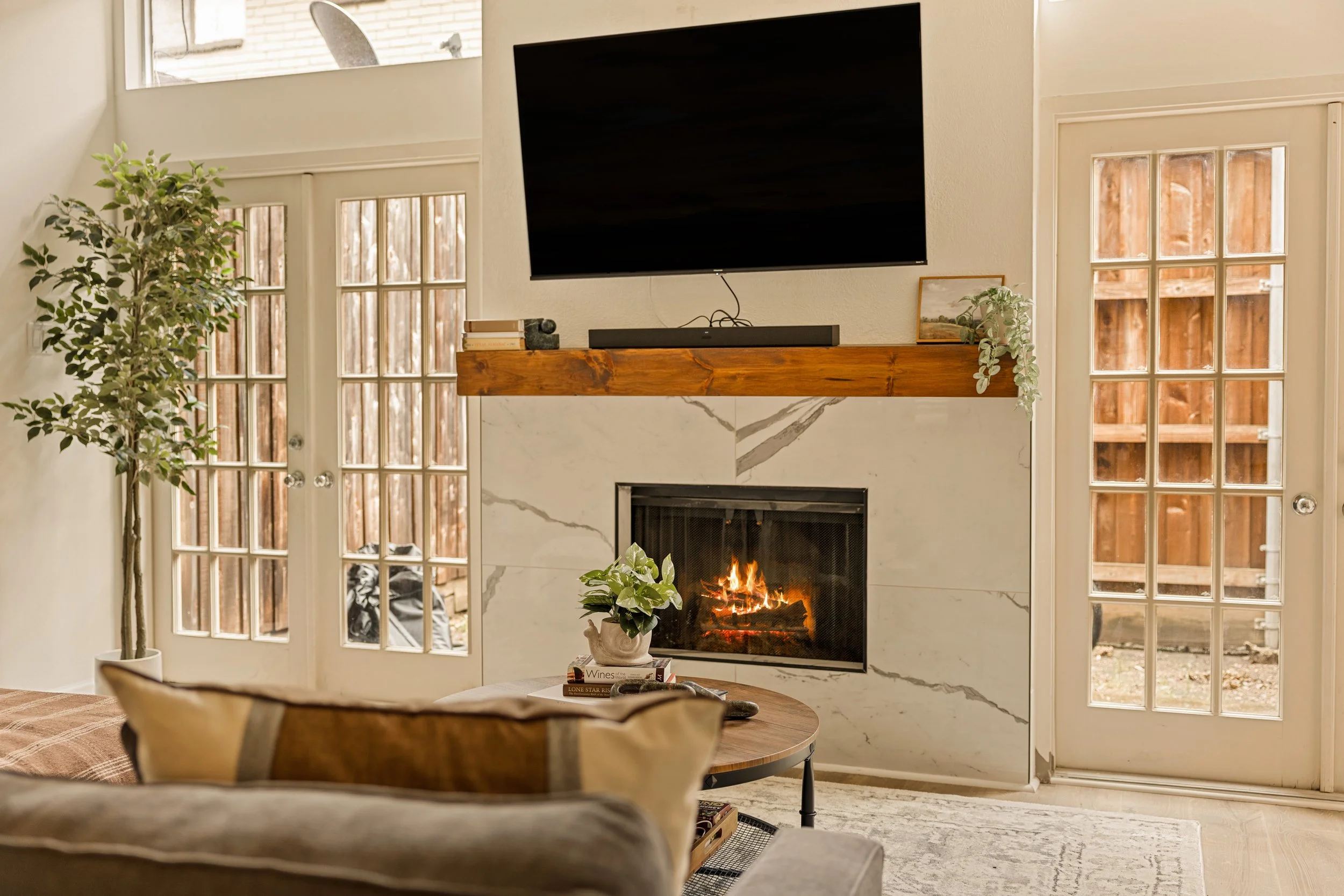 023 Living Room - 4015 Holland #103.jpg