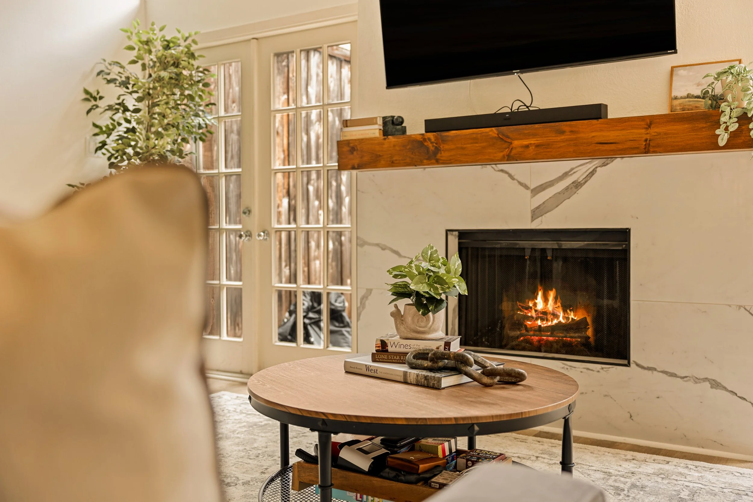 024 Living Room - 4015 Holland #103.jpg