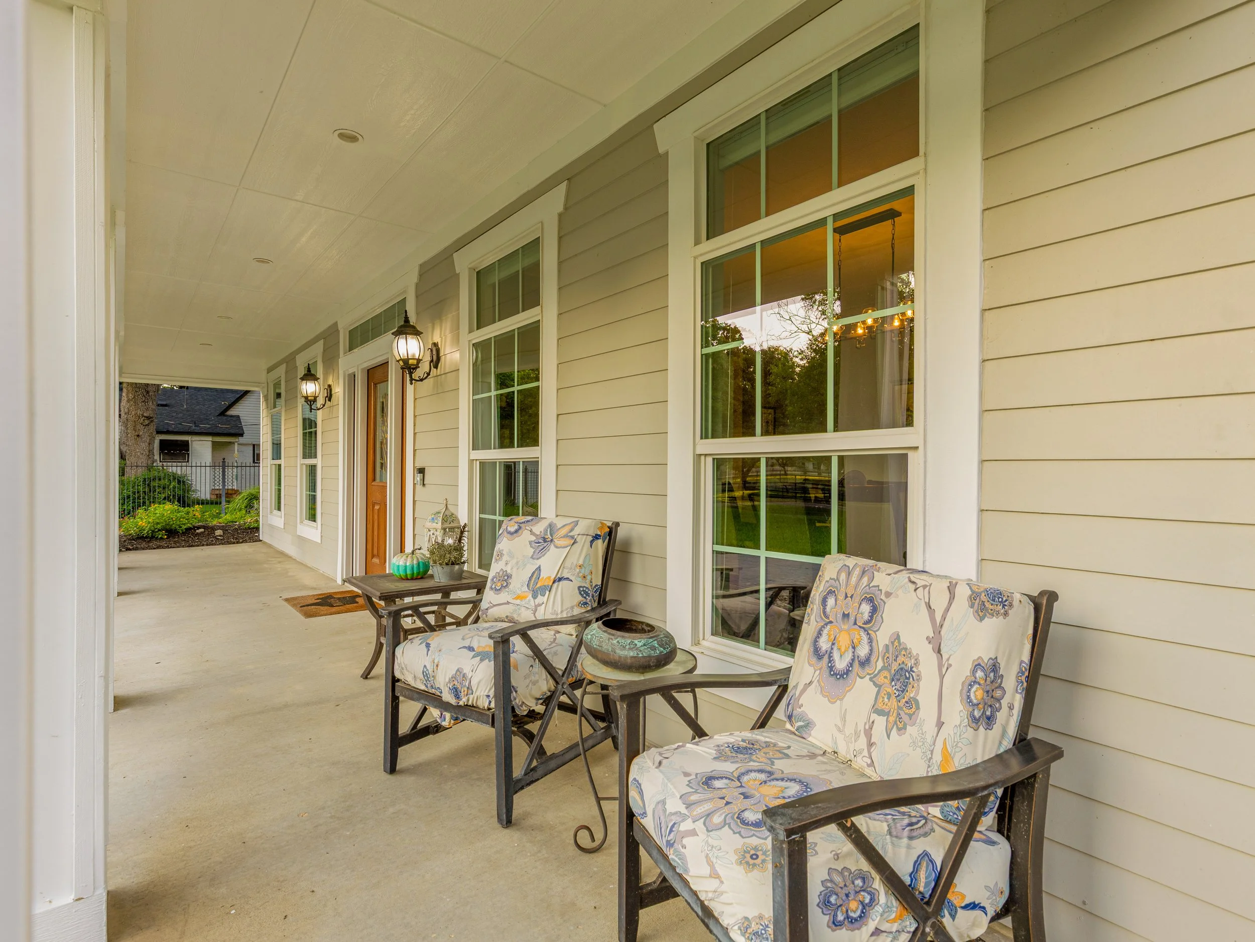 007 Front Porch - 11700 Rams Lake.jpg