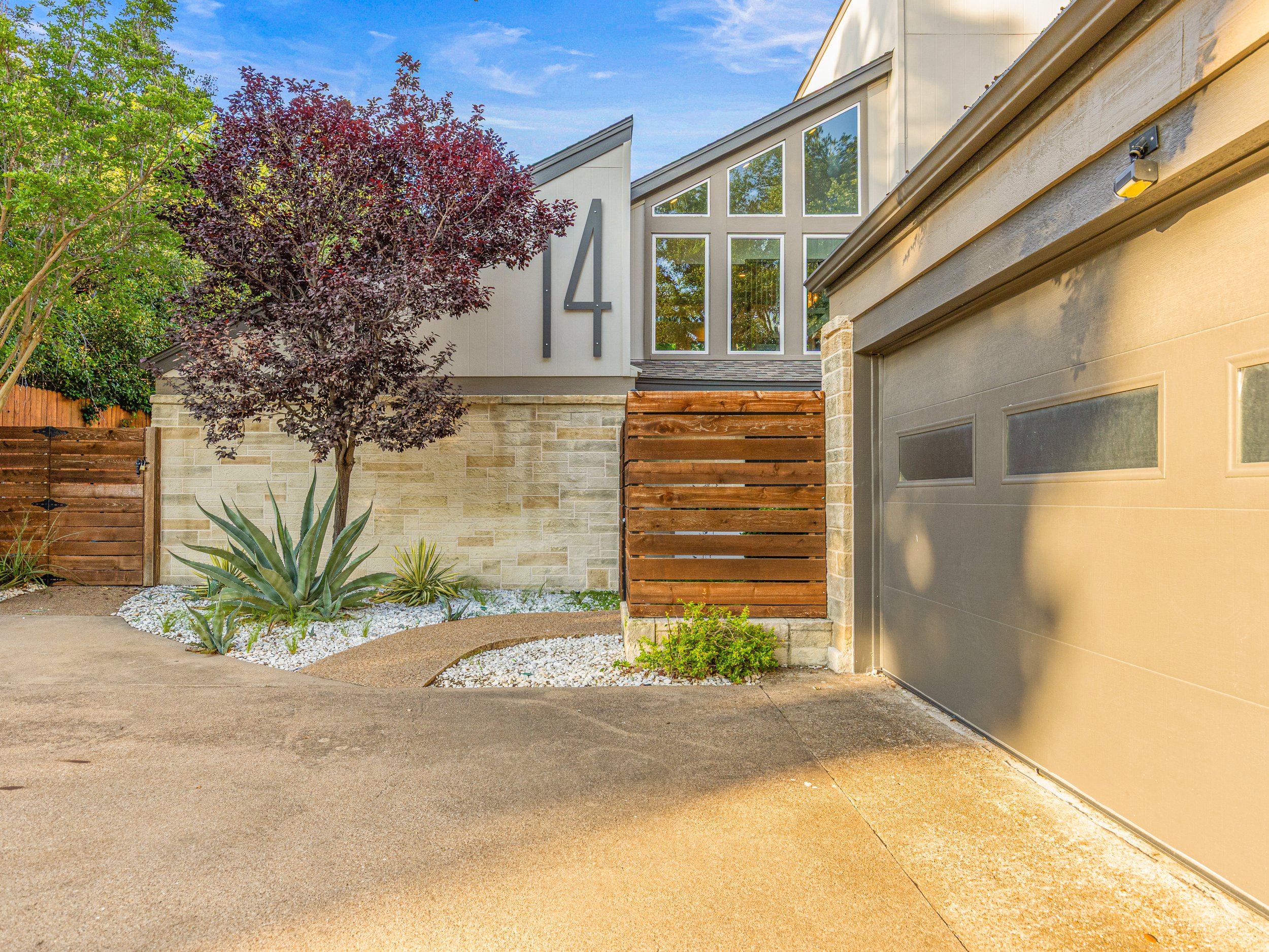 003 Driveway - 14 Windward.jpg