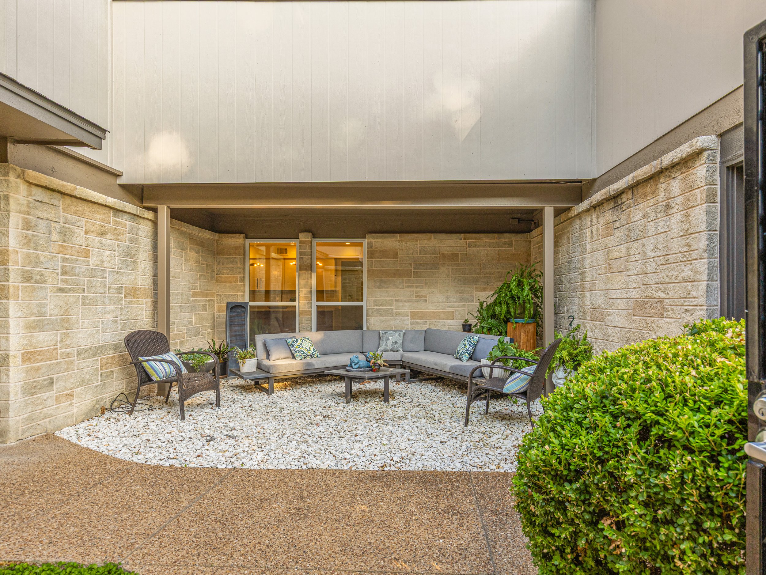 004 Courtyard - 14 Windward.jpg