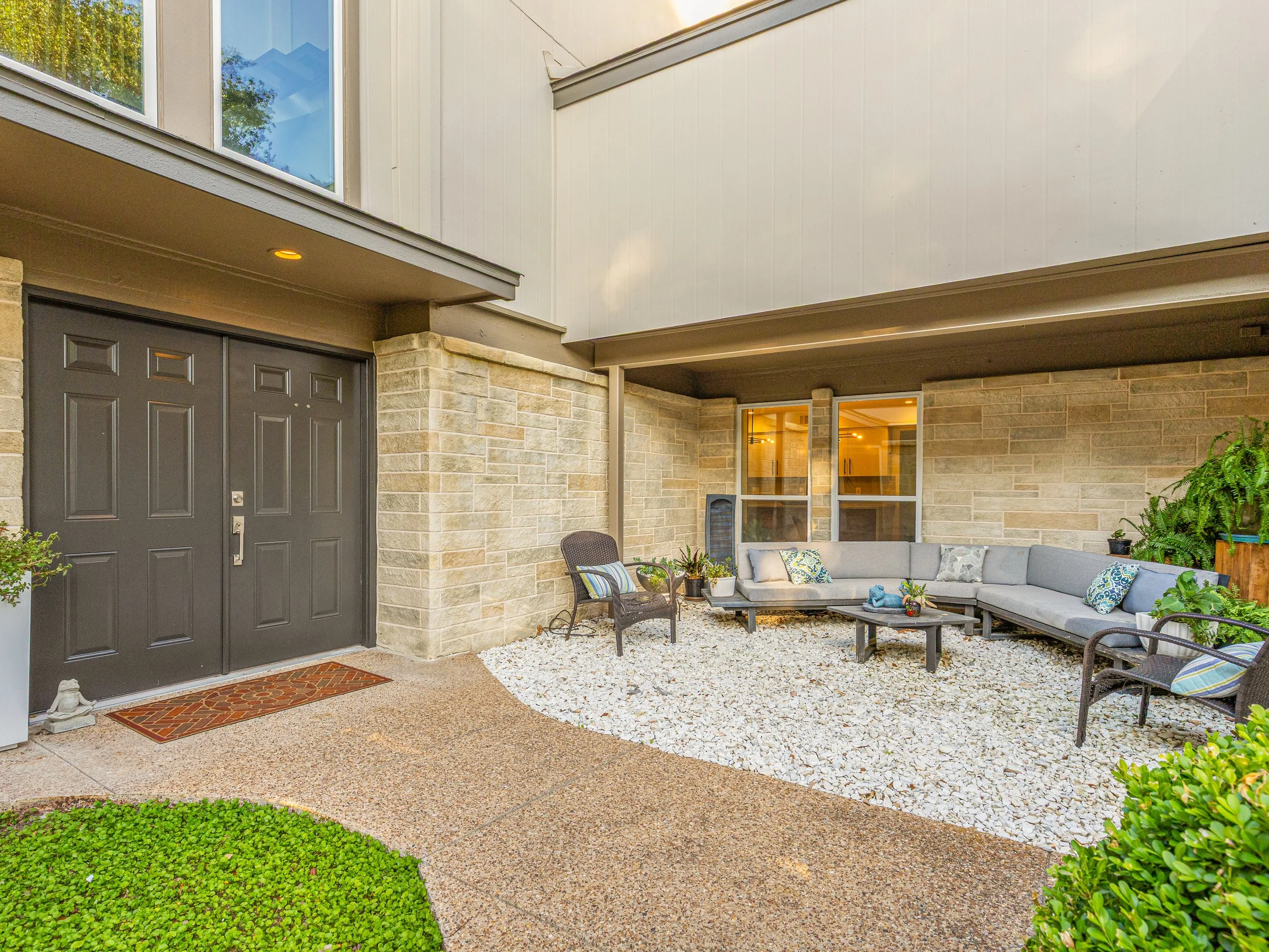 005 Courtyard - 14 Windward.jpg