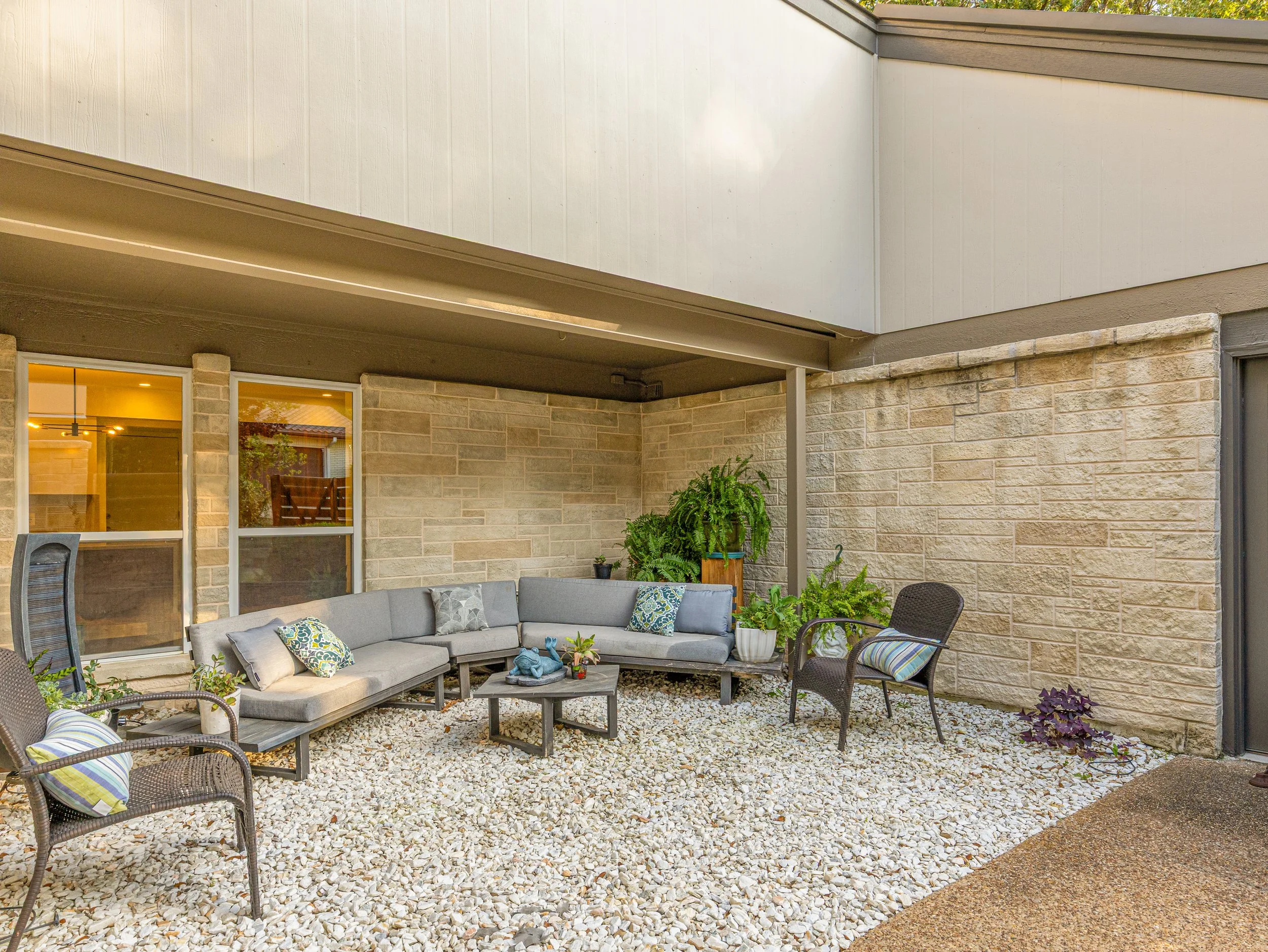 006 Courtyard - 14 Windward.jpg