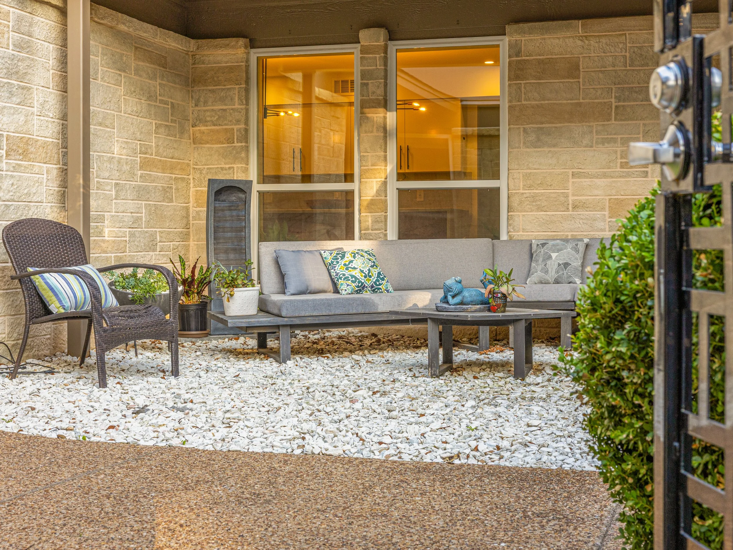 007 Courtyard - 14 Windward.jpg