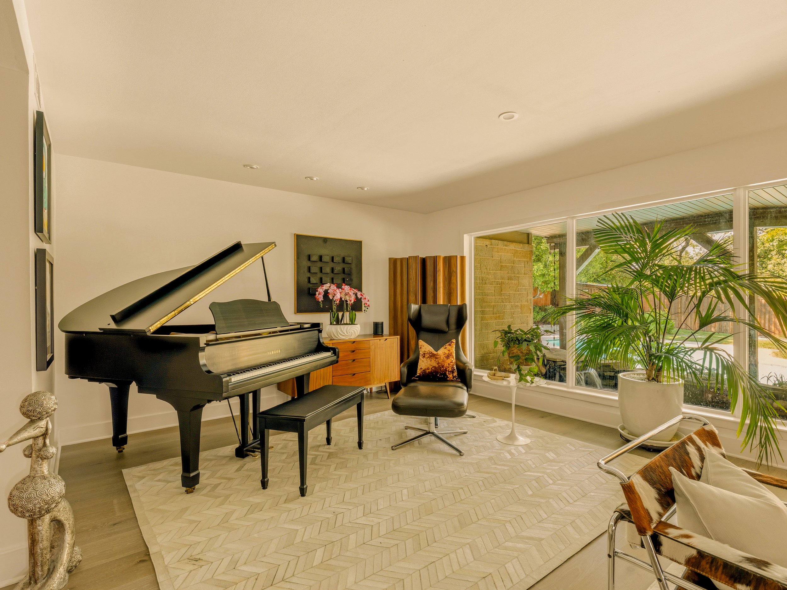 017 Living Room - 14 Windward.jpg