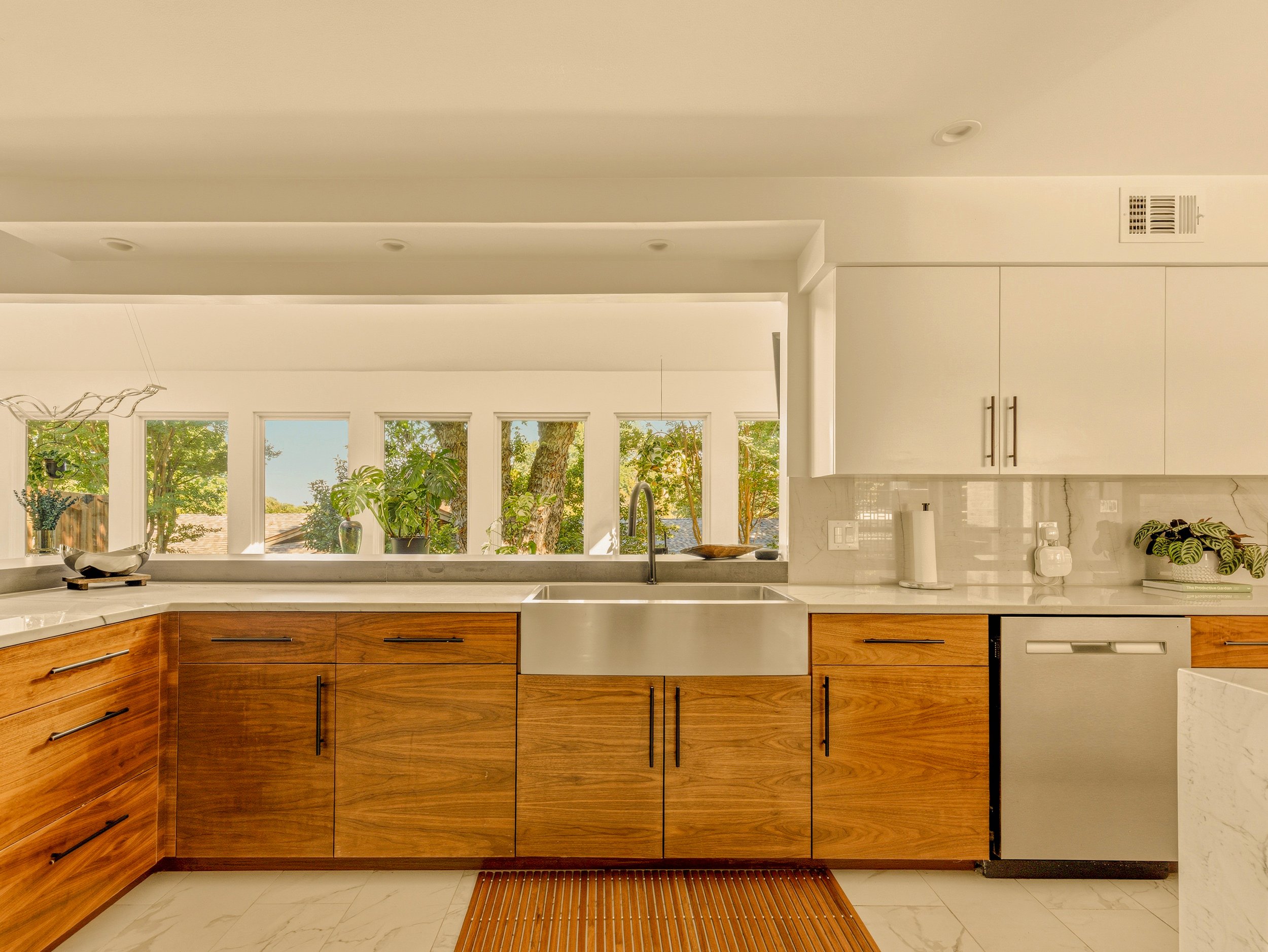 030 Kitchen - 14 Windward.jpg