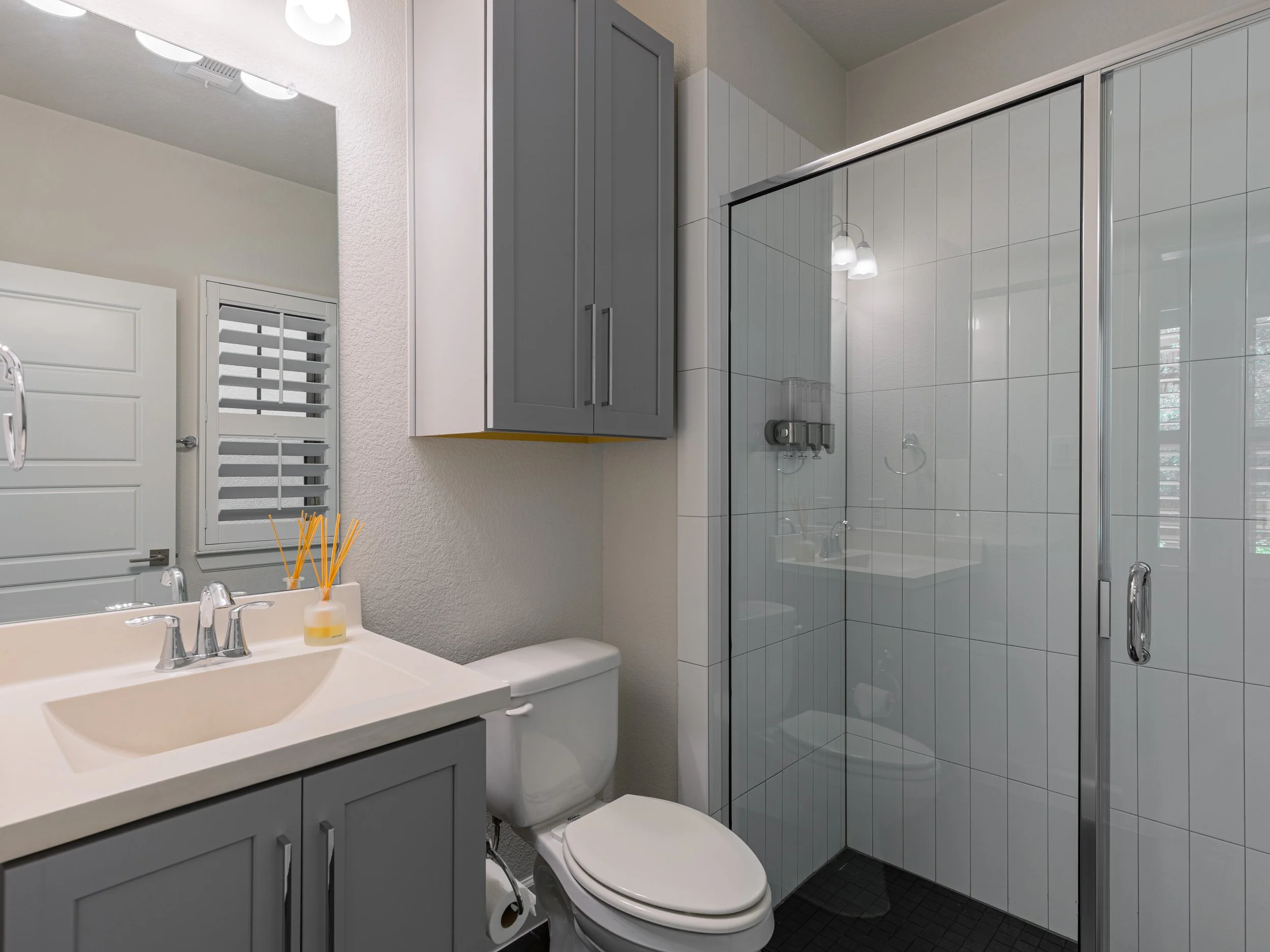 009 Guest Bathroom - 5143 Brickellia.jpg