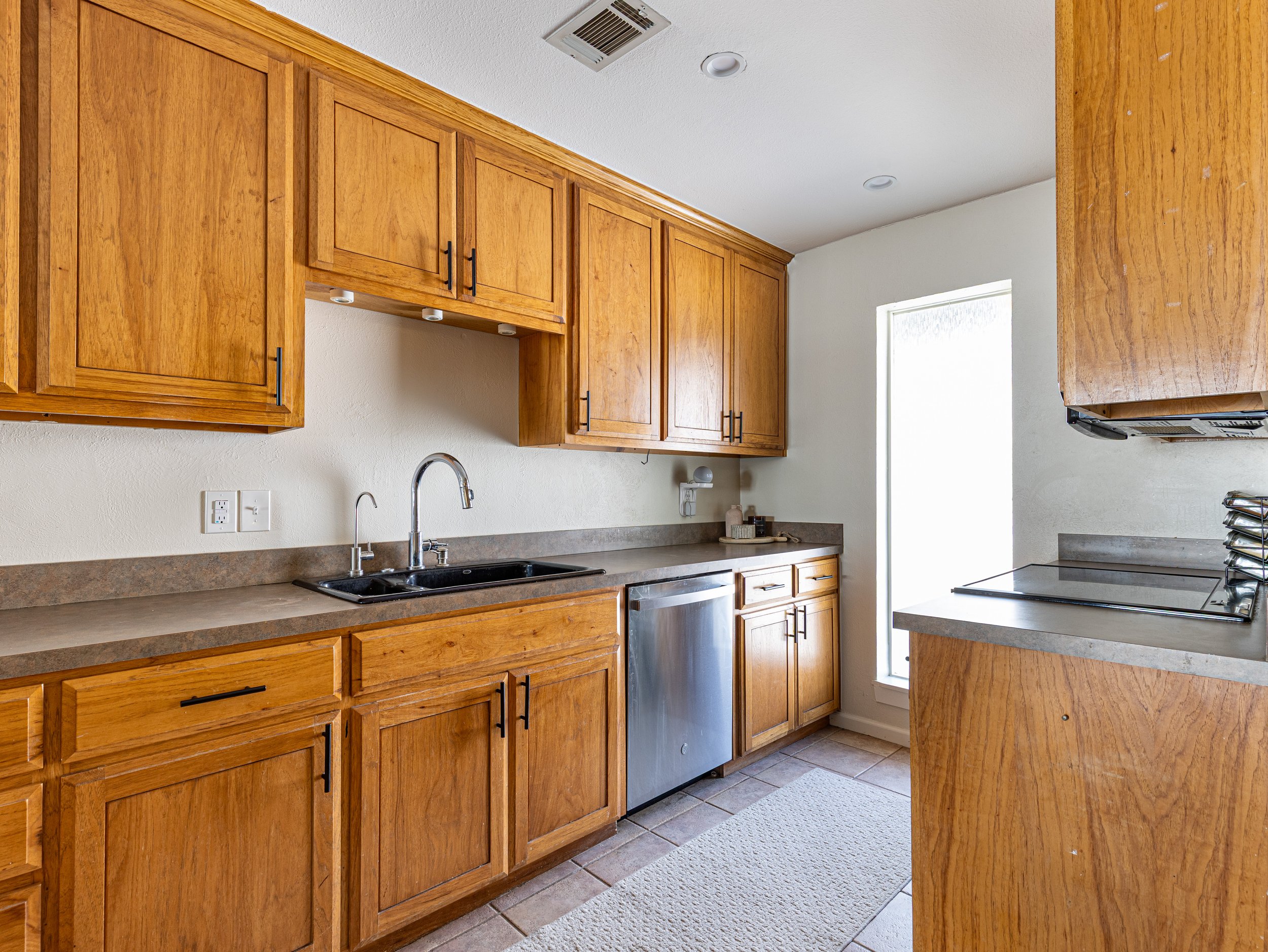 005 Kitchen - 9999 Boat Club #601.jpg