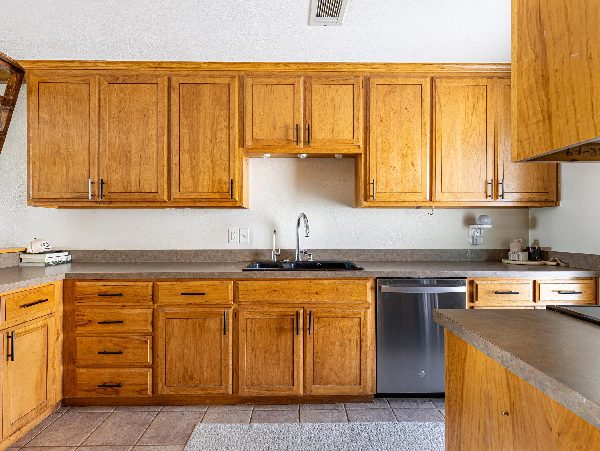 006 Kitchen - 9999 Boat Club #601.jpg