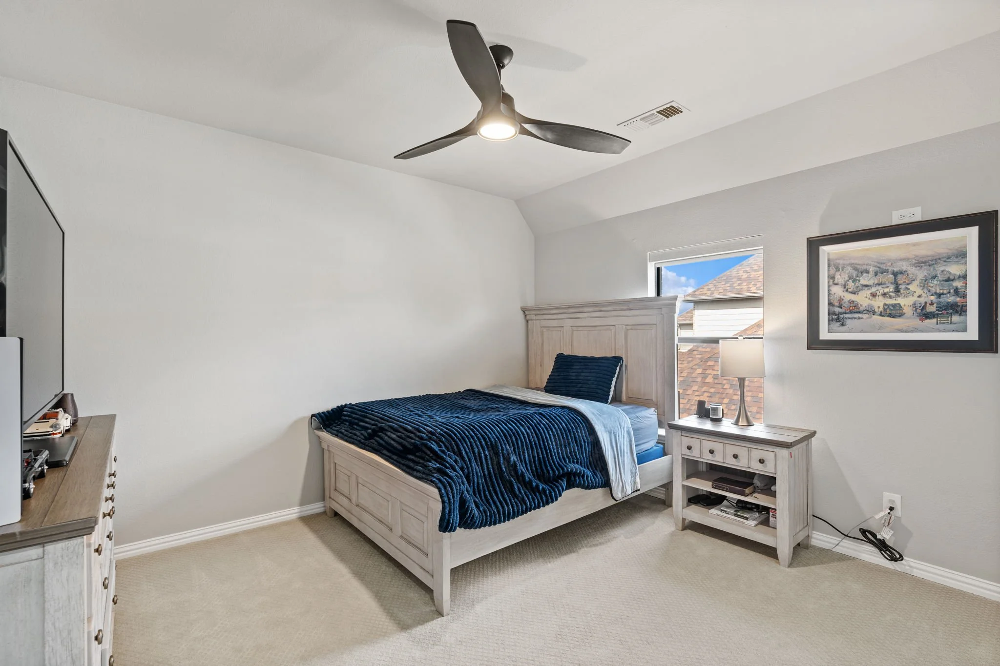 31-web-or-mls-2340ladycornwall-54-secondary-bedroom.jpg
